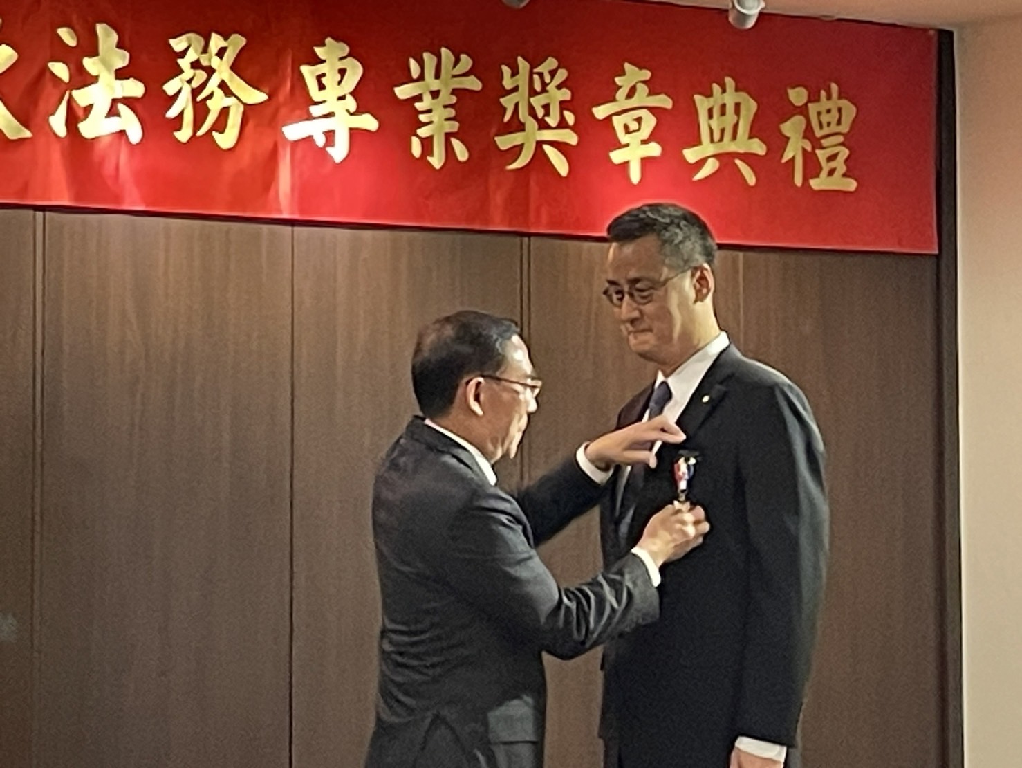 丁广钦获颁「一等法务专业奖章」。记者王圣藜/摄影