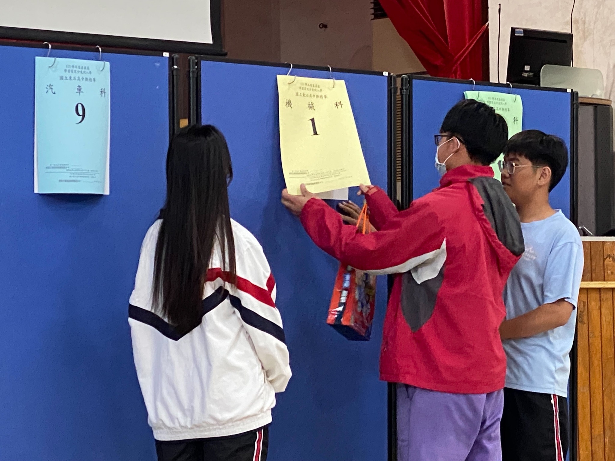嘉义县东石高中今天举办免试撕榜，共录取168名学生。图／东石高中提供