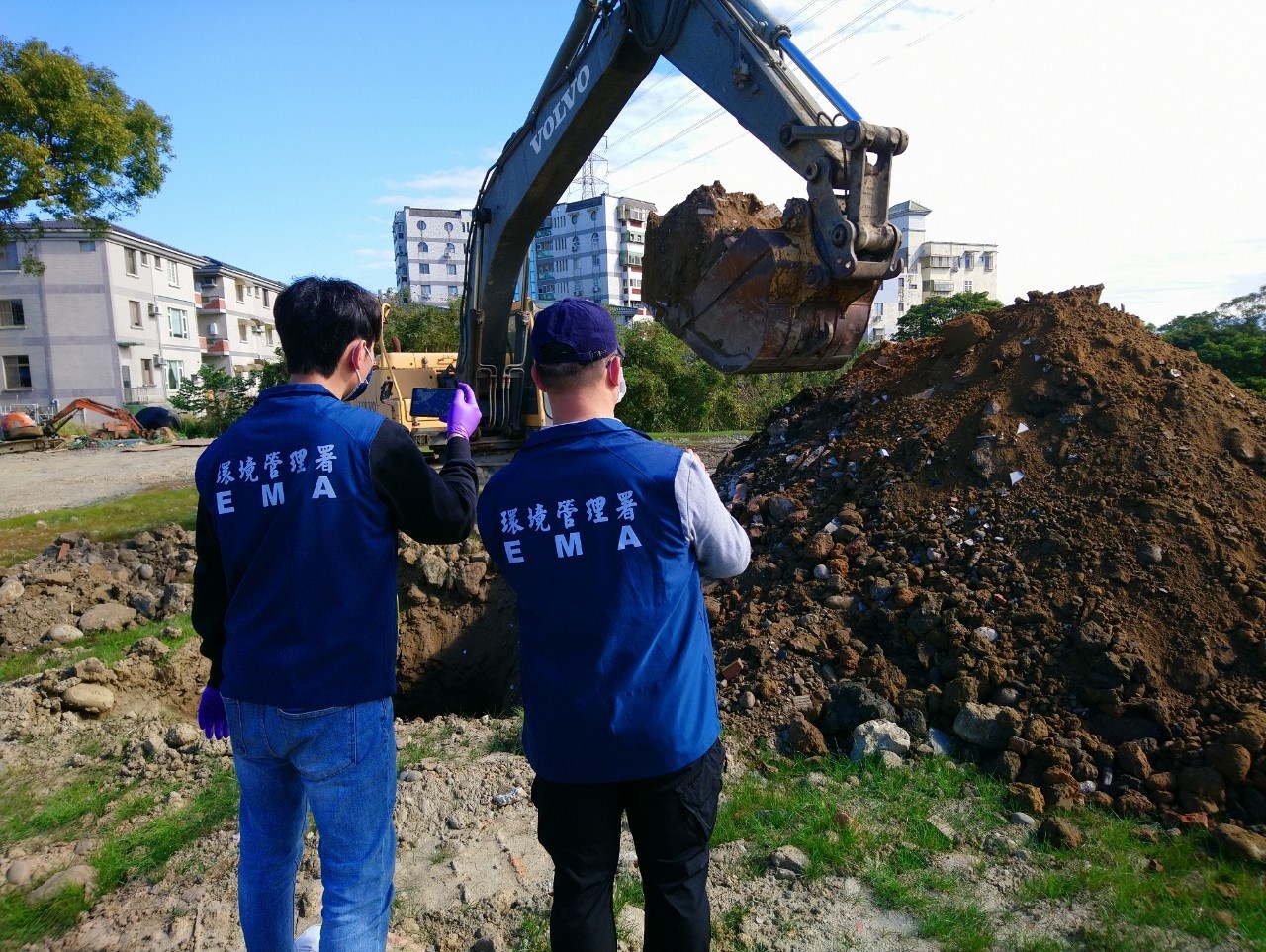 新竹县某清除业者违规弃置近5万立方公尺营建废弃物，不法利得逾1亿5000余万元。图／环境部提供
