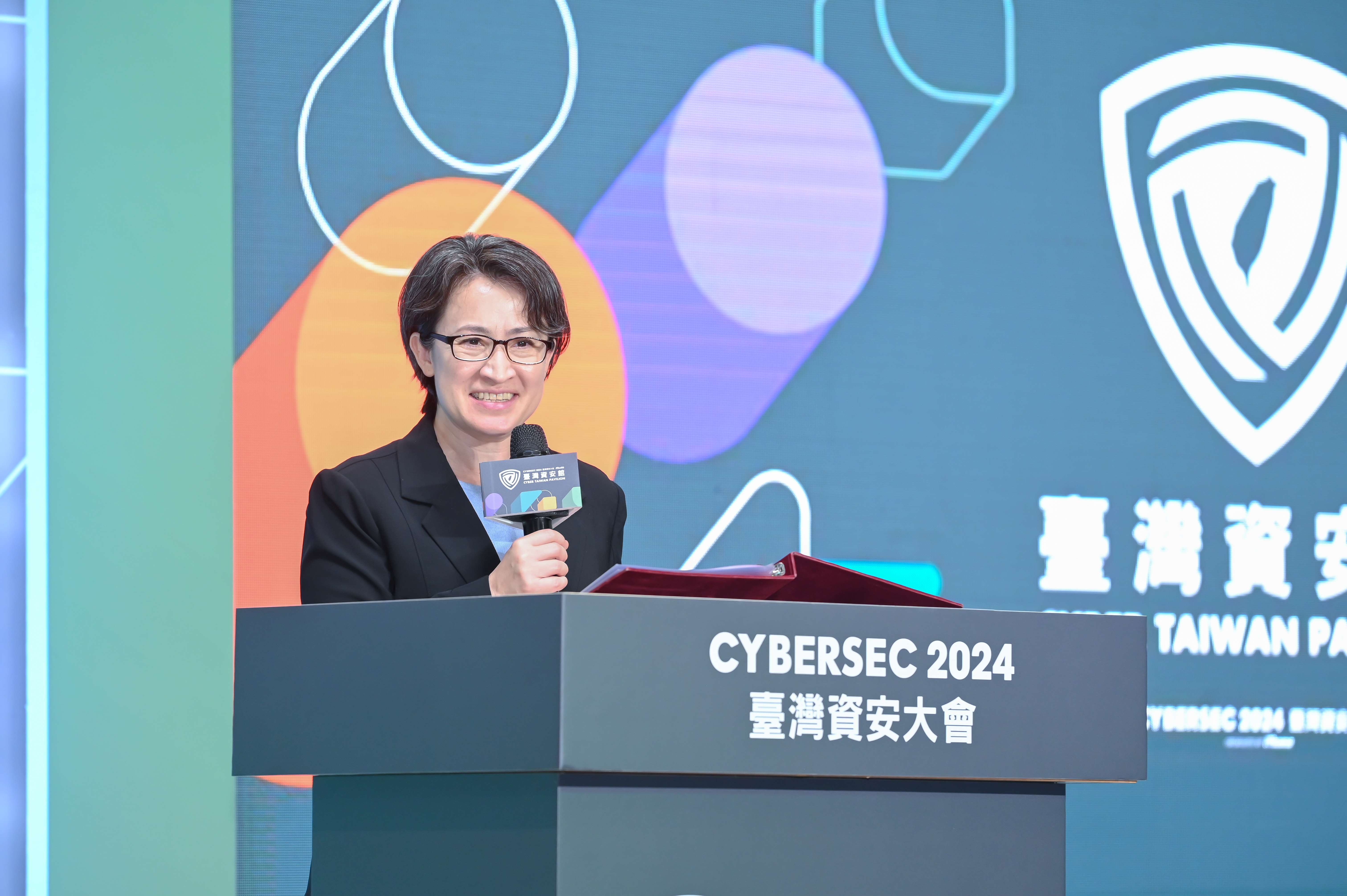 准副总统萧美琴今日出席CYBERSEC 2024台湾资安大会，她致词时表示，信赖产业不只是一个选举口号，而是产业在全球布局过程当中一个必要元素。图／CYBERSEC 2024台湾资安大会提供