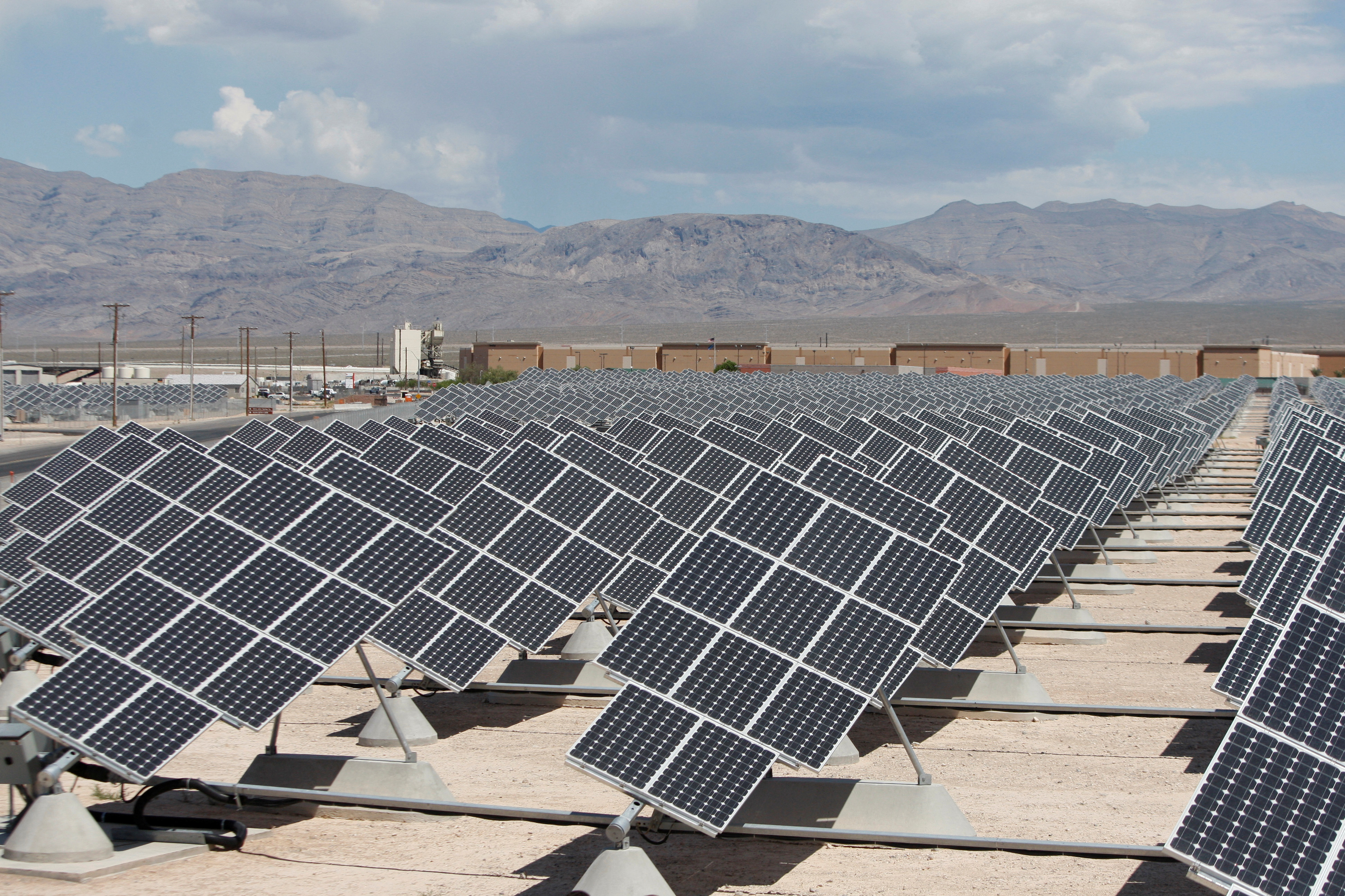 白宫16日表示，为保护美国国内太阳能板制造业，将废除双面太阳能板豁免14.5%进口关税措施，并且让使用美制产品的太阳能电力开发计划，更容易获得政府补贴。 路透
