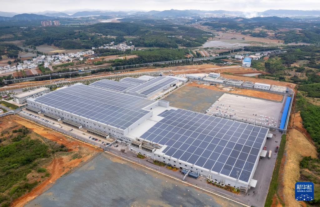 大陆曲靖隆基硅材料有限公司的屋顶分布式太阳能光电电站。（图／取自新华社）