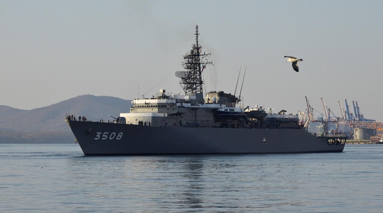 日本海上自卫队将在「鹿岛」与「岛风」两艘训练舰测试运用美国SpaceX公司的「星链」卫星网路服务。图为「鹿岛」2017年驶抵俄罗斯海参崴。资料照片。路透