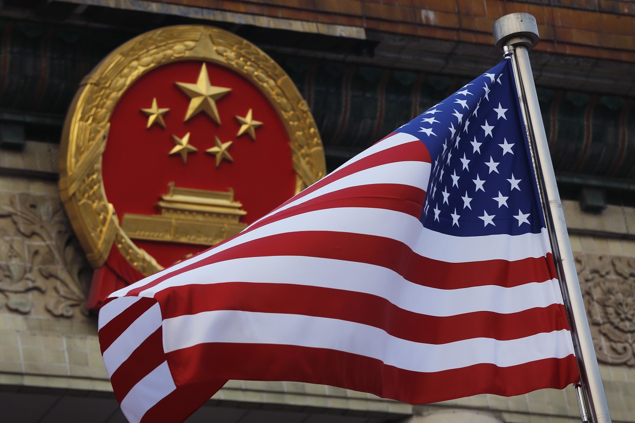 美国国旗在北京人民大会堂的中共国徽旁飘扬，摄于2017年11月。美联社