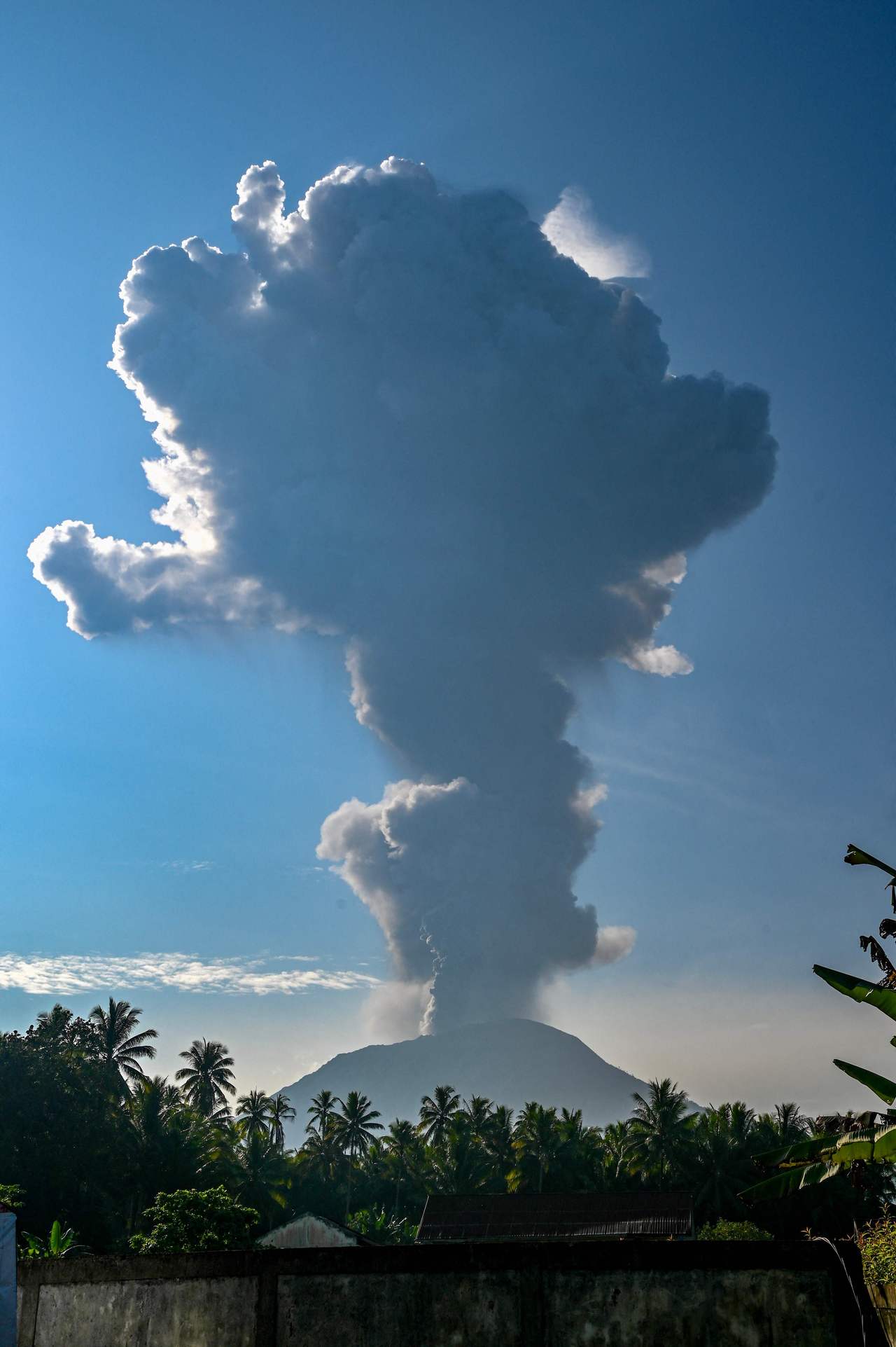 高達5千公尺火山灰柱直衝天空！印尼東部伊布火山又噴發| 國際焦點 