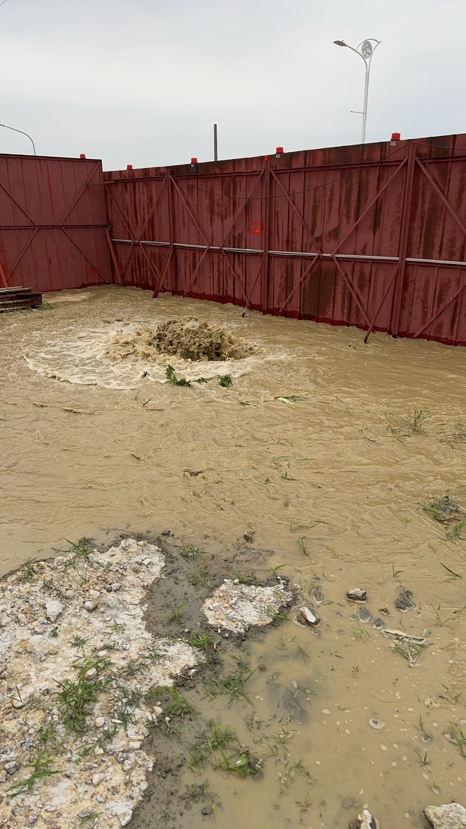 台电昨天在高市仁武区仁林路一处工地内施工，不慎挖破地底下直径200公分自来水管，大量黄色泥水涌出。记者王勇超／翻摄