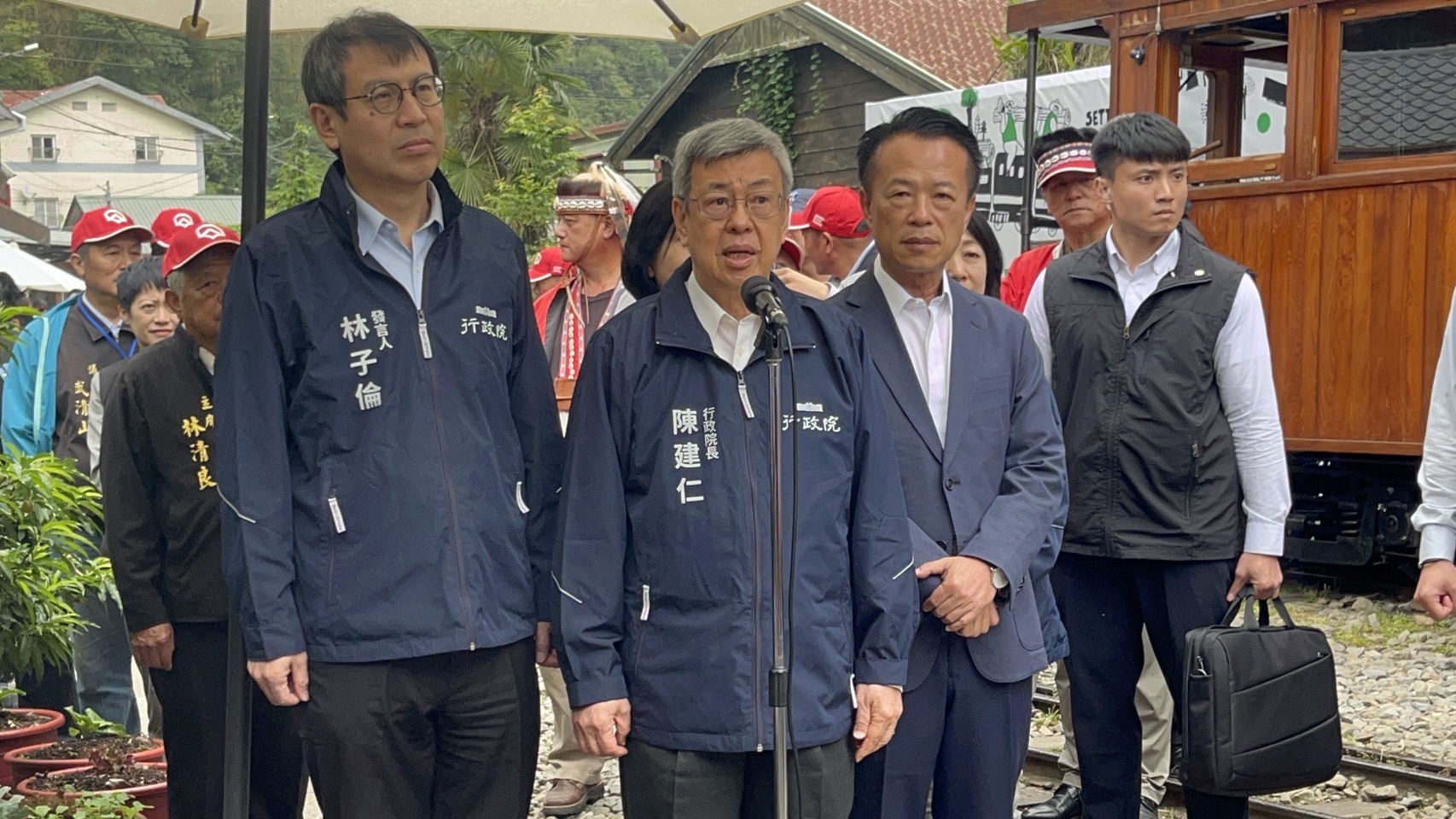 行政院长陈建仁（左二）今上午到阿里山视察森林铁路。记者黄于凡／摄影