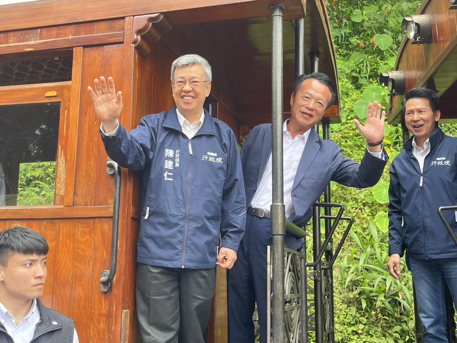 行政院长陈建仁（左二）今到嘉义县阿里山视察。记者黄于凡／摄影