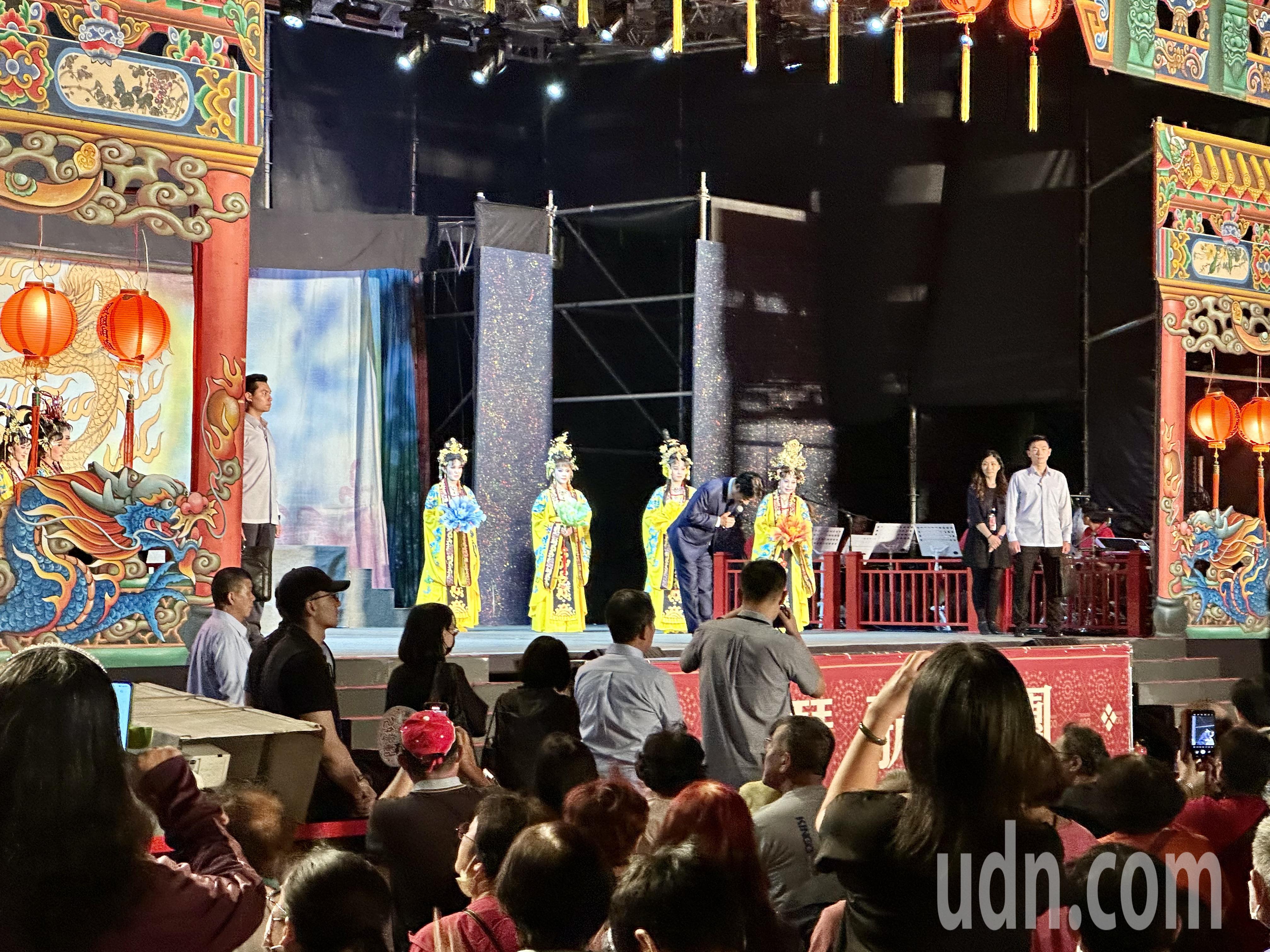 台南4宫庙请三大戏团演出庆祝总统就职，赖清德到场感谢。记者周宗祯／摄影