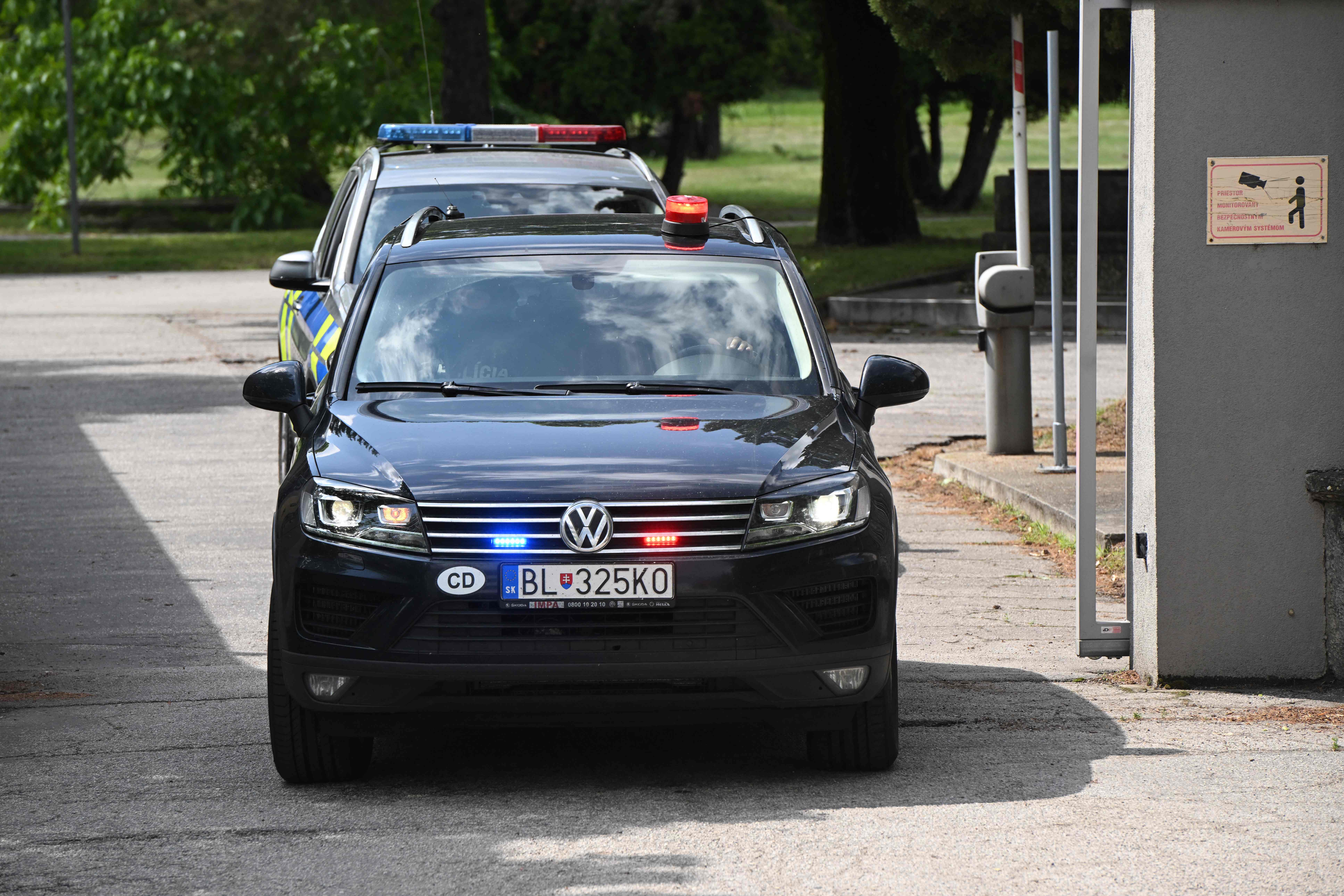 斯洛伐克总理费科18日接受第2次手术，目前情况稳定但伤势依然严重。图为凶嫌18日在警方车队押解下，离开佩济诺克镇法院。法新社