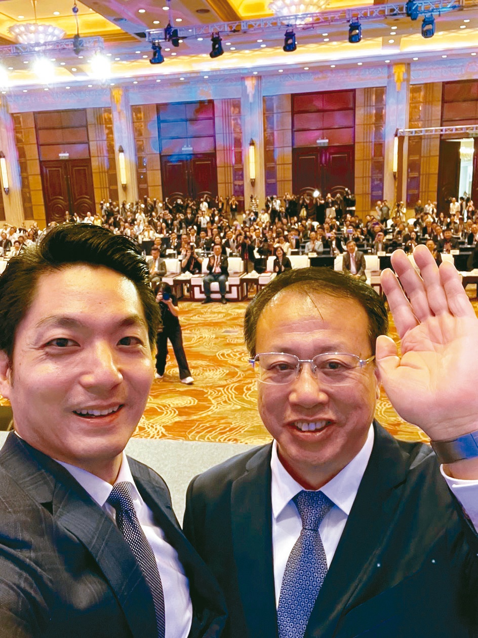 台北市长蒋万安（左）去年双城论坛主动拿出手机，跟上海市长龚正在会场自拍。图／台北市政府提供