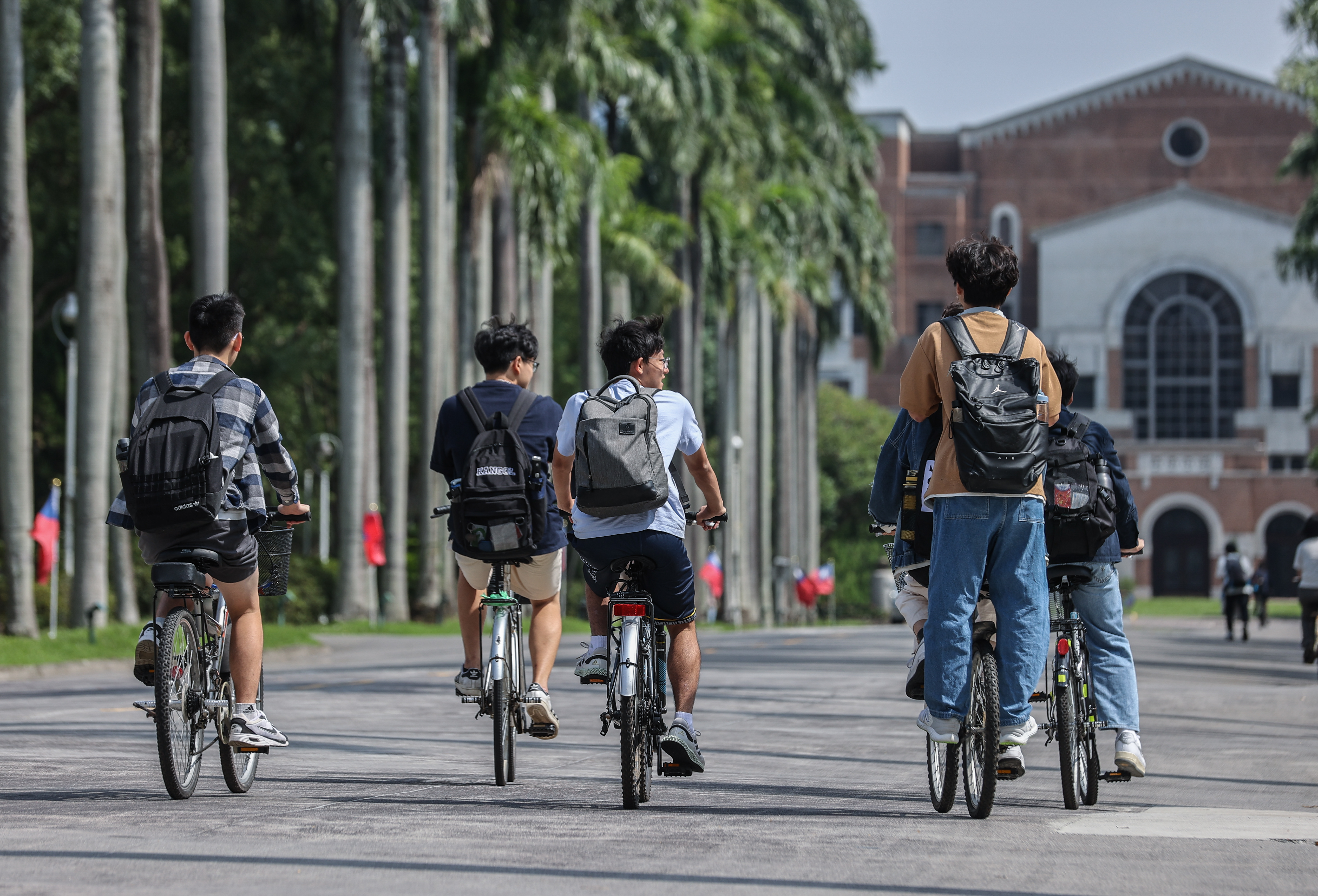 台湾大学推动「校学士」制度，实施2年以来已有来自各学院50名同学就读。图为台大校园外观及学生。图／联合报系资料照片