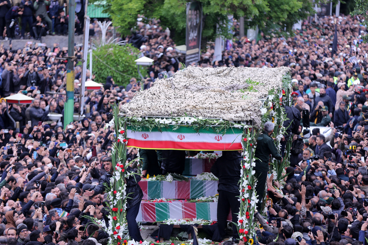 伊朗今天公布6名总统候选人，其中大部分为保守派人士。伊朗本月28日将举行总统大选，以接替上月死于直升机坠机事故的前总统莱希。伊朗总统莱希因飞行事故身亡，举国哀悼。新华社