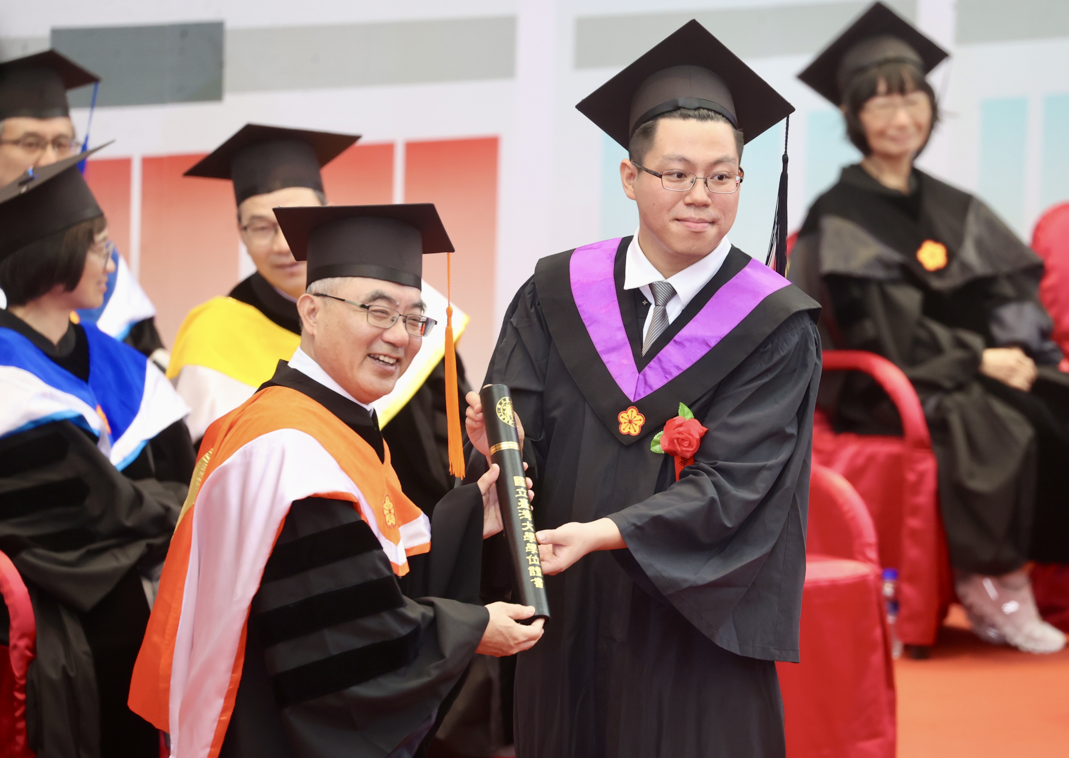 台湾大学毕典焦点之一是首位「校学士」，原本主修理学院地理环境资源学系的赖奕达以「空间政策与规划科学领域」，成为校学制度的第一位毕业生，由校长陈文章颁发毕业证书。记者林俊良／摄影