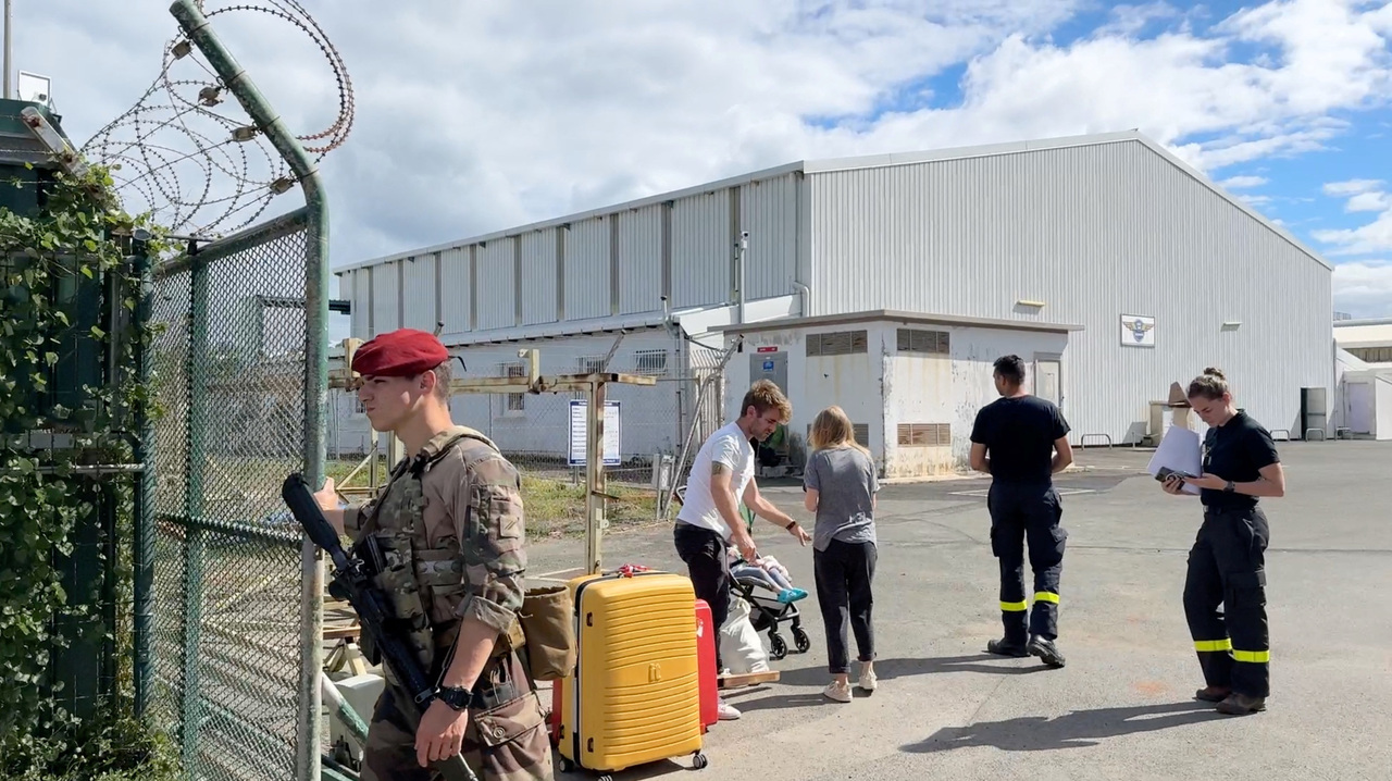 新喀里多尼亚首府努美阿的国际机场营运商今天宣布，6月2日前仍暂停商业航班起降。图为一名士兵在疏散人员抵达新喀里多尼亚首府努美阿的国际机场时站岗。路透