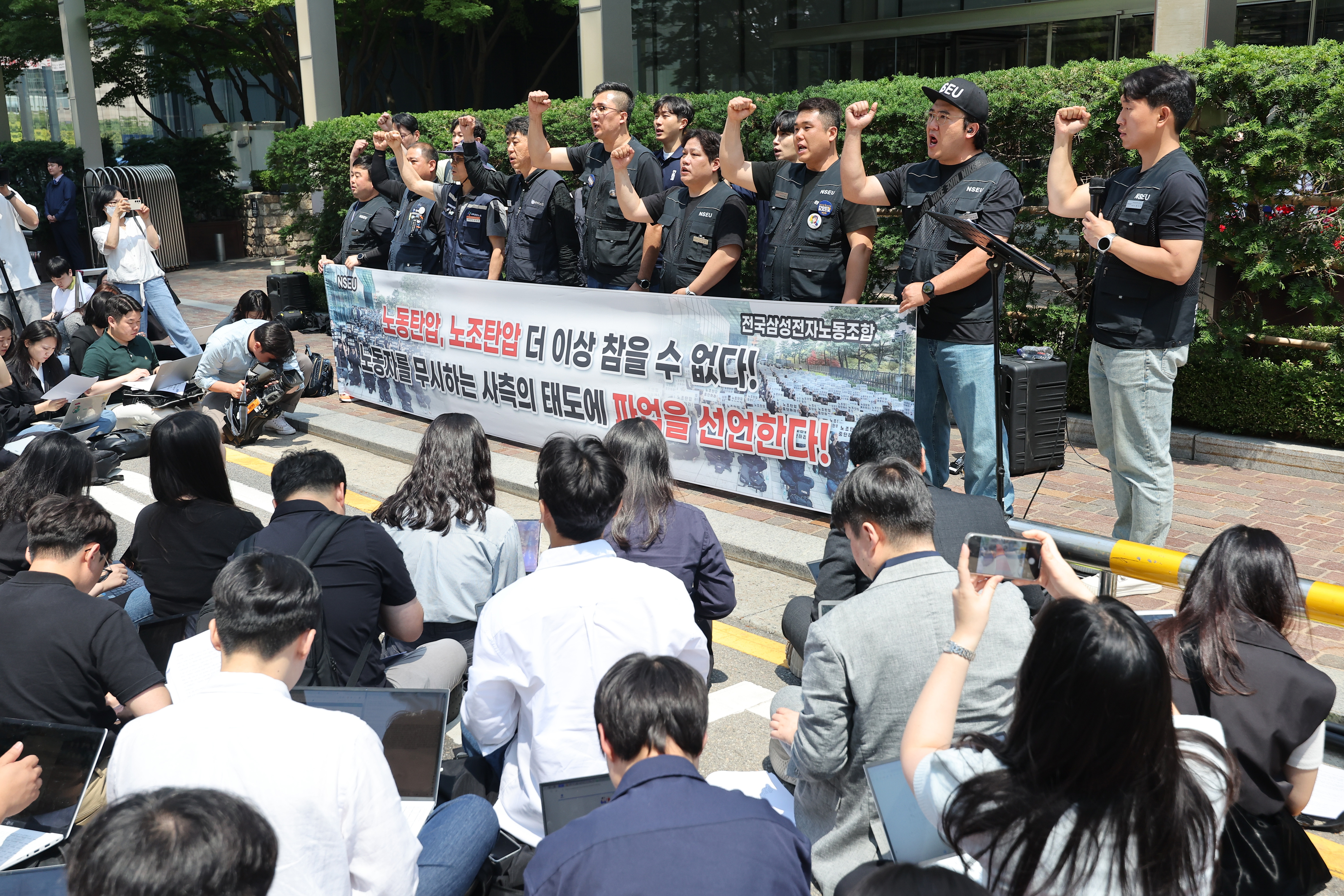 全国三星电子工会29日在公司首尔总部前，举行记者会宣布下周开启第一阶段罢工，要求资方提高薪资。  欧新社