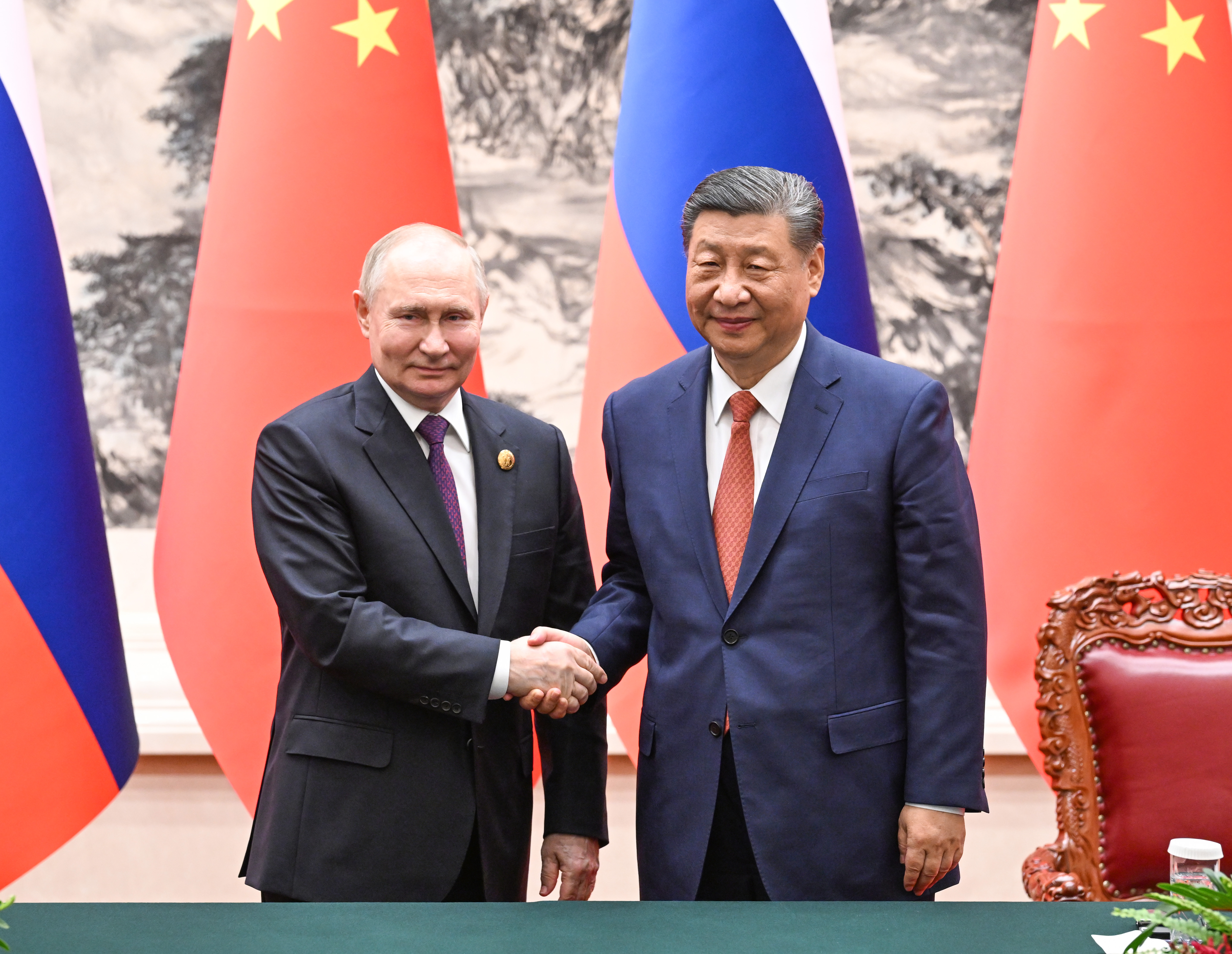 俄罗斯总统普亭（左）5月中访问北京时，提出创建新安全框架的构想，且希望能够包括中国大陆、中亚各国与北韩，右为中国大陆国家主席习近平。新华社