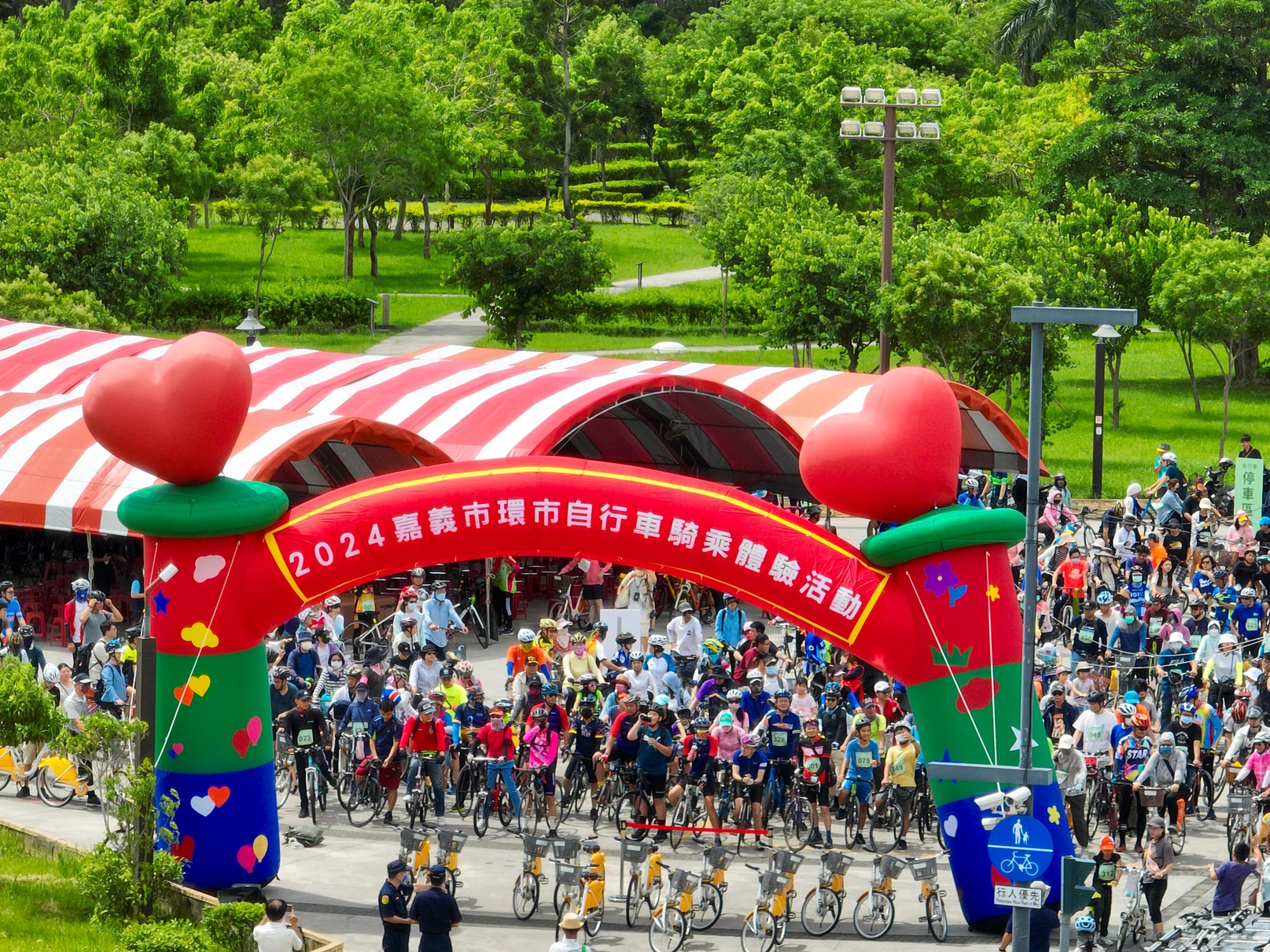 庆祝6月3日「世界自行车日」，嘉市府上午在北香湖公园举办「来嘉BIKE访」环市自行车道骑乘体验活动，吸引超过500名自行车爱好者。图／嘉市府提供