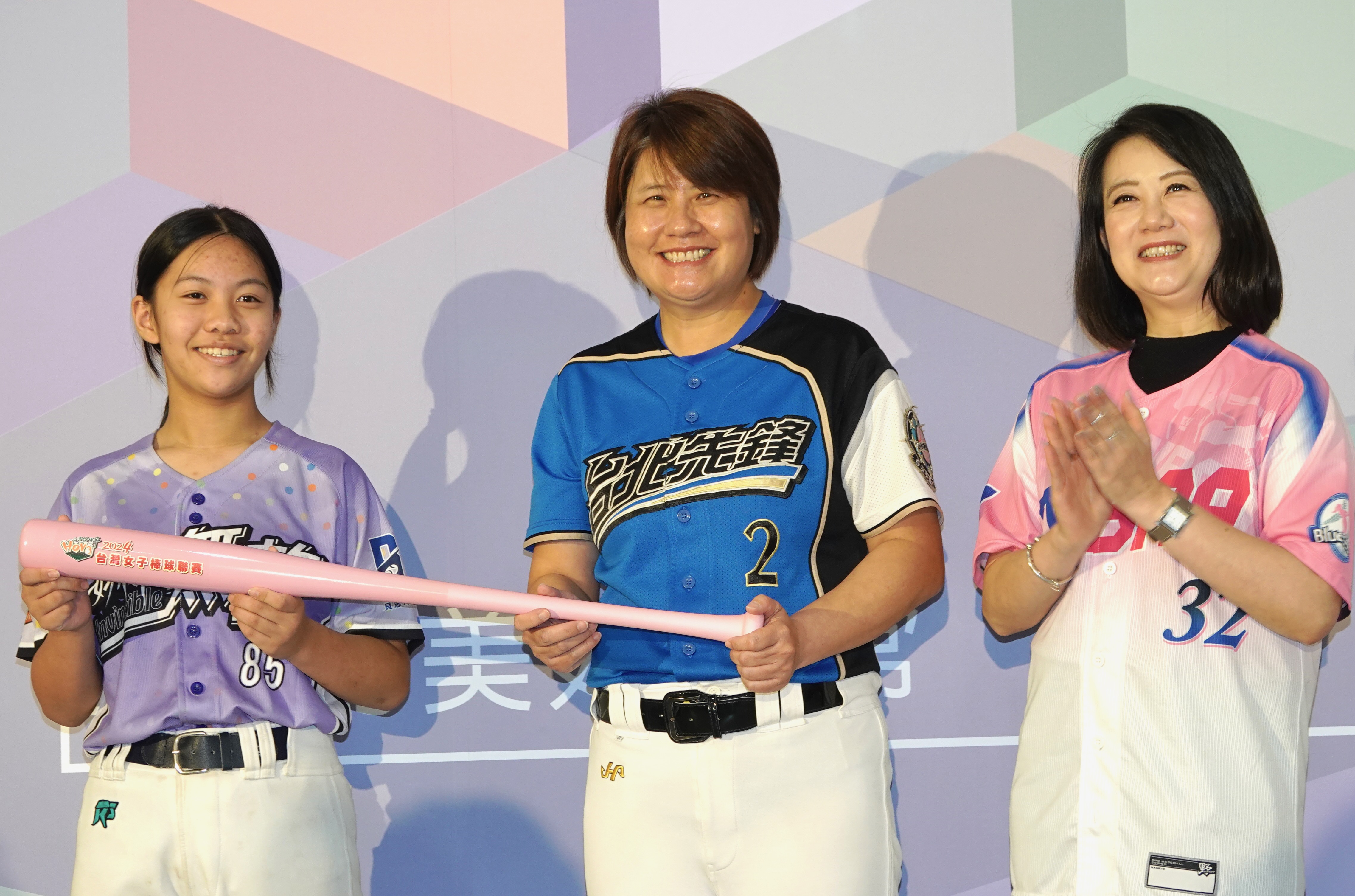 2024年台湾女子棒球联赛今年新增U12少女组，好棒无敌社区棒球队的王苡歆（左）因此能够参赛。记者苏志畬／摄影