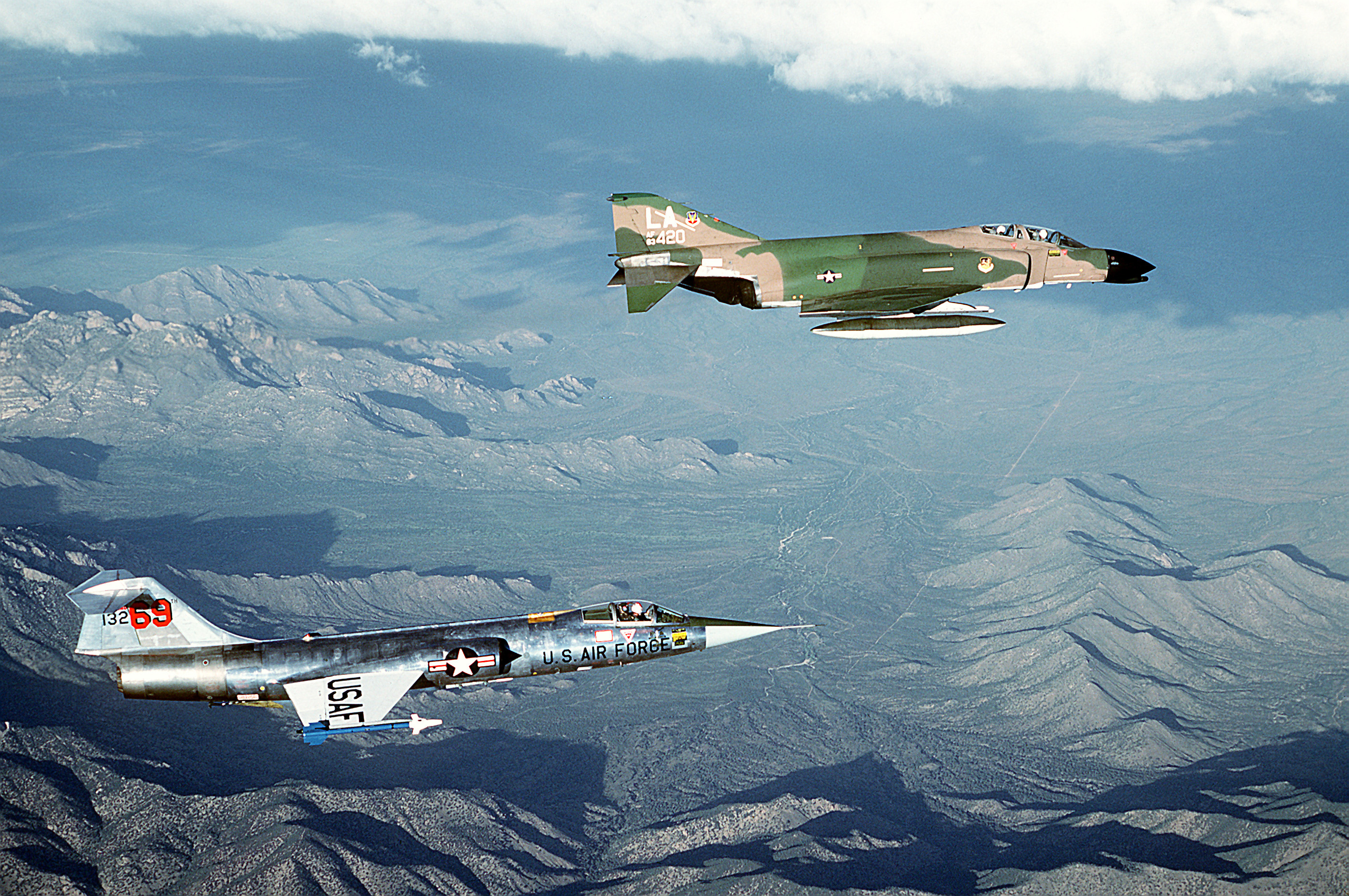 F-4C（右上）与F-104G，两者外型大异其趣。图／美国空军档案照片