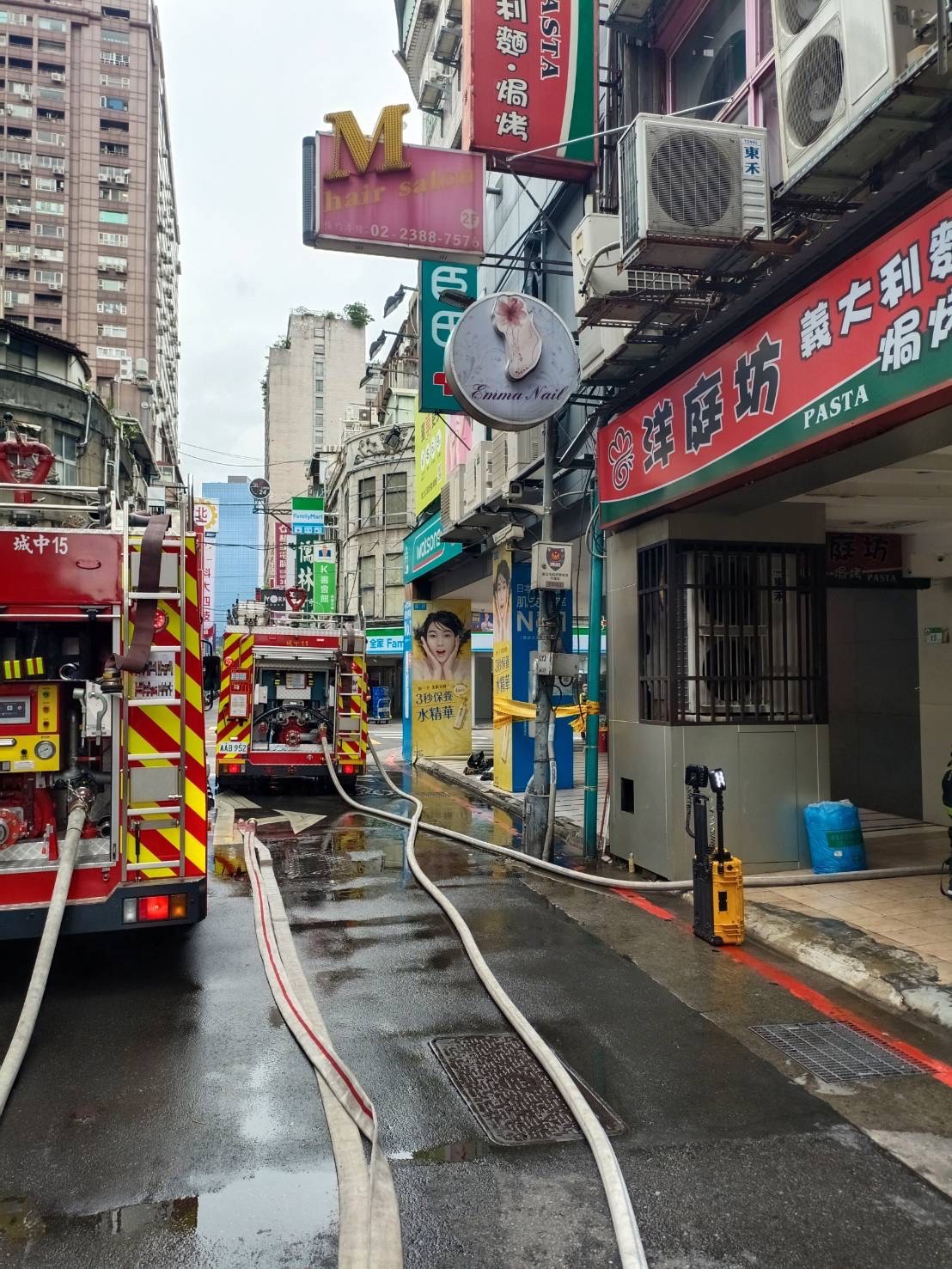 台北市中正区南阳街一间义大利面店今天早上传出爆炸声响，有3名员工遭烫伤送医。记者翁至成／翻摄