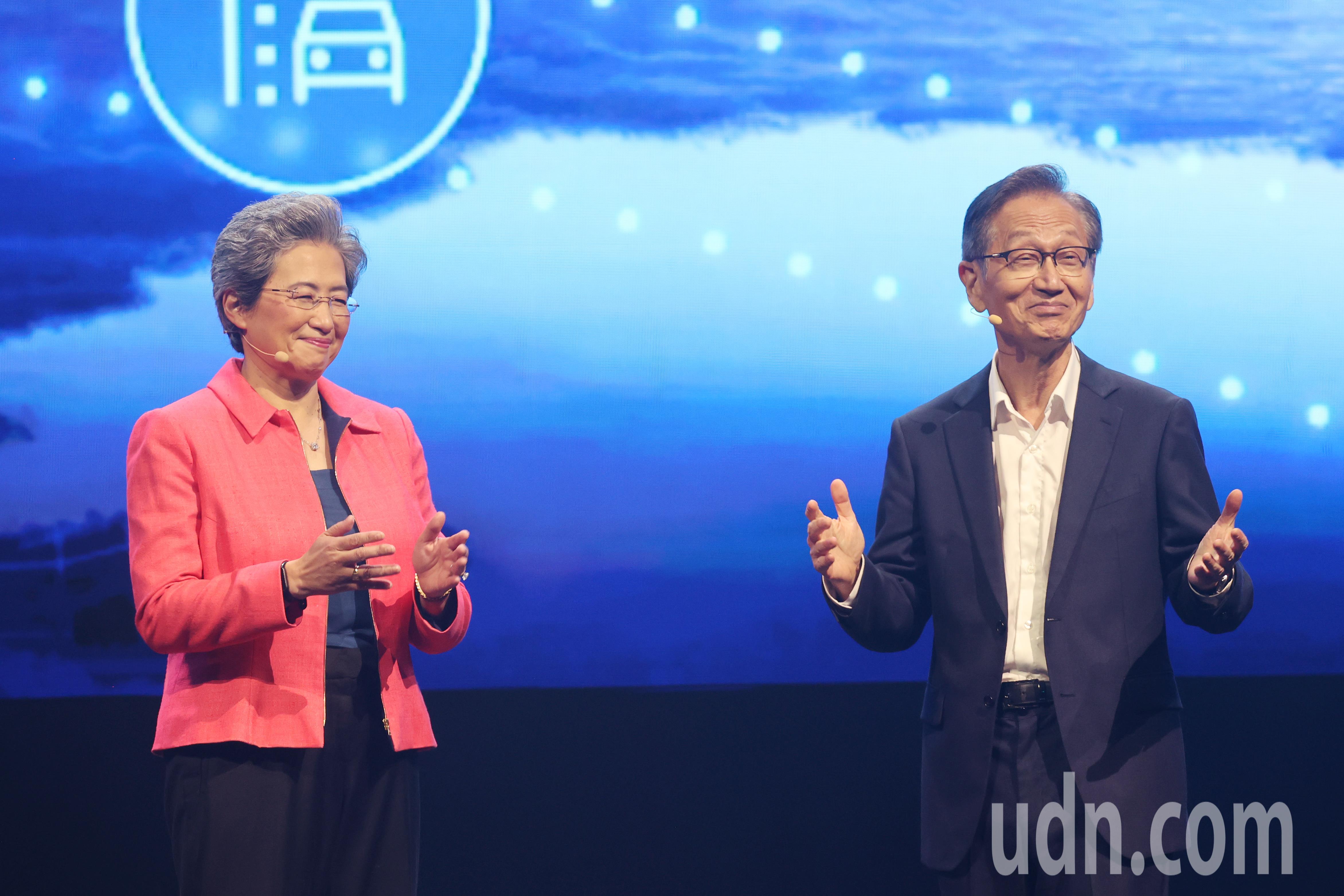 超微（AMD）董事长暨执行长苏姿丰（左）上午以「高效能运算迈向AI时代」为题，在台北国际电脑展（COMPUTEX）发表开幕主题演讲，聚焦AMD及合作伙伴的最新AI（人工智慧）和运算解决方案。并邀请华硕董事长施崇棠（右）等科技高层上台，施崇棠也宣布搭载第三代Ryzen AI处理器的新款Zenbook，将在7月上市。记者苏健忠／摄影