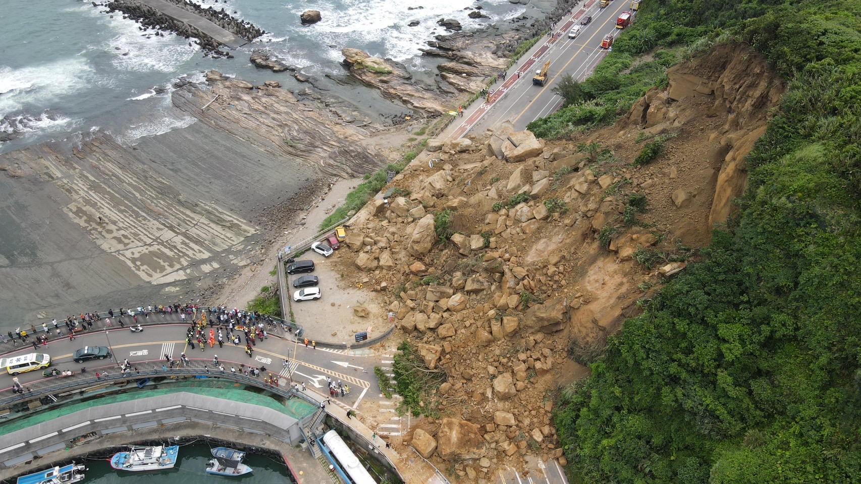 潮境公园连接北宁路路口今发生大量土石崩塌，造成交通双向阻断，初估规模坍方量达2万2000立方公尺，坍方高度30公尺，相当于10层楼高。图／交通部提供