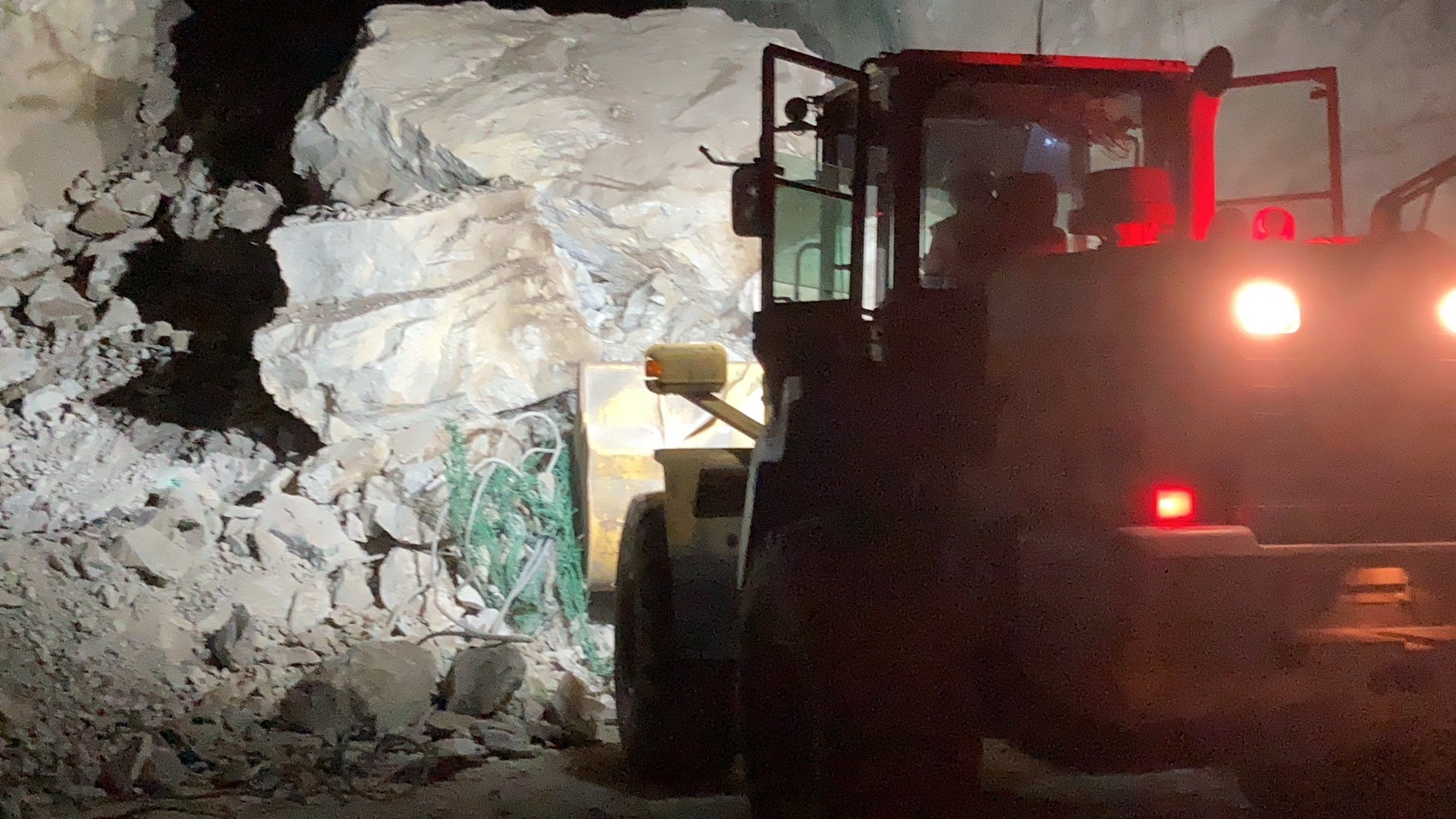 苏花公路162.9公里崇德隧道北端山壁坍方，阻碍交通，南澳工务段人员前往抢修遇到巨石，延后至今早6时抢通。／图公路局提供