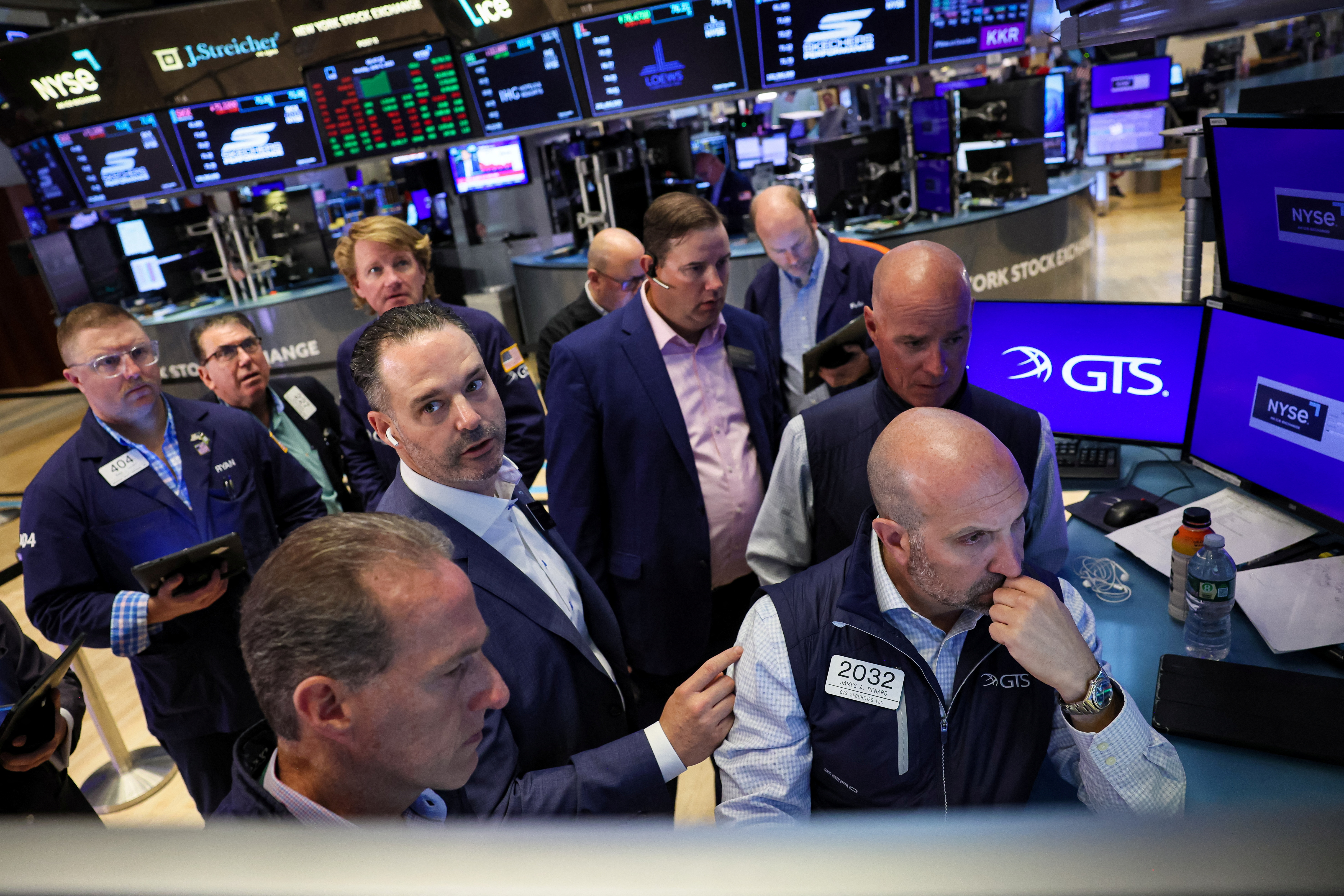 周一早盘，纽约证券交易所发生故障，导致波克夏和和巴理克黄金在内至少60家公司的股票因大幅波动而一度暂停交易。路透
