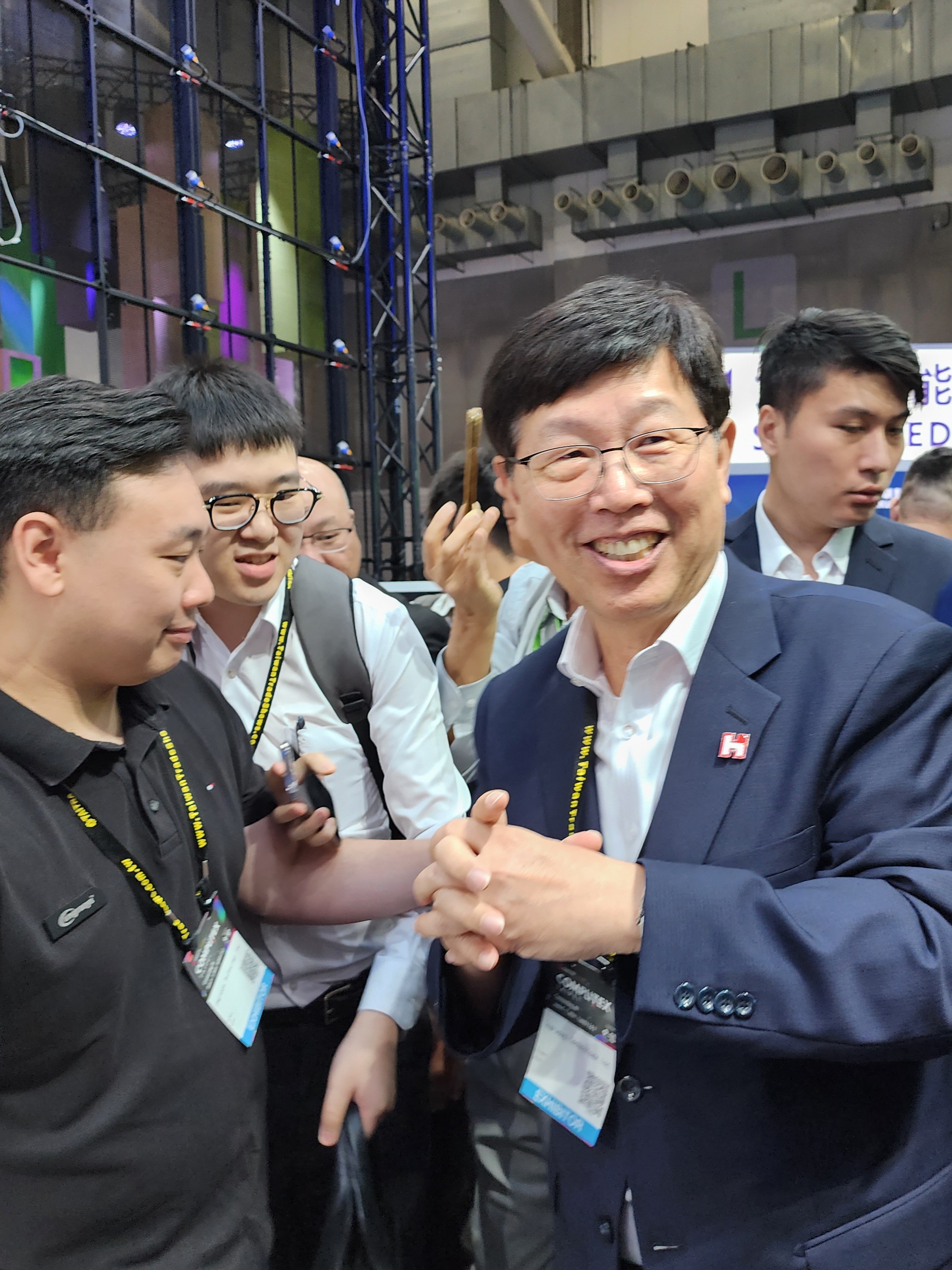 鸿海董事长刘扬伟（右）今宣布，鸿海将携手辉达在高雄软体园区建置以超级晶片GB200伺服器为核心的先进算力中心，总计共64柜、4608颗CPU，预计2026年完工。记者钟张涵／摄影