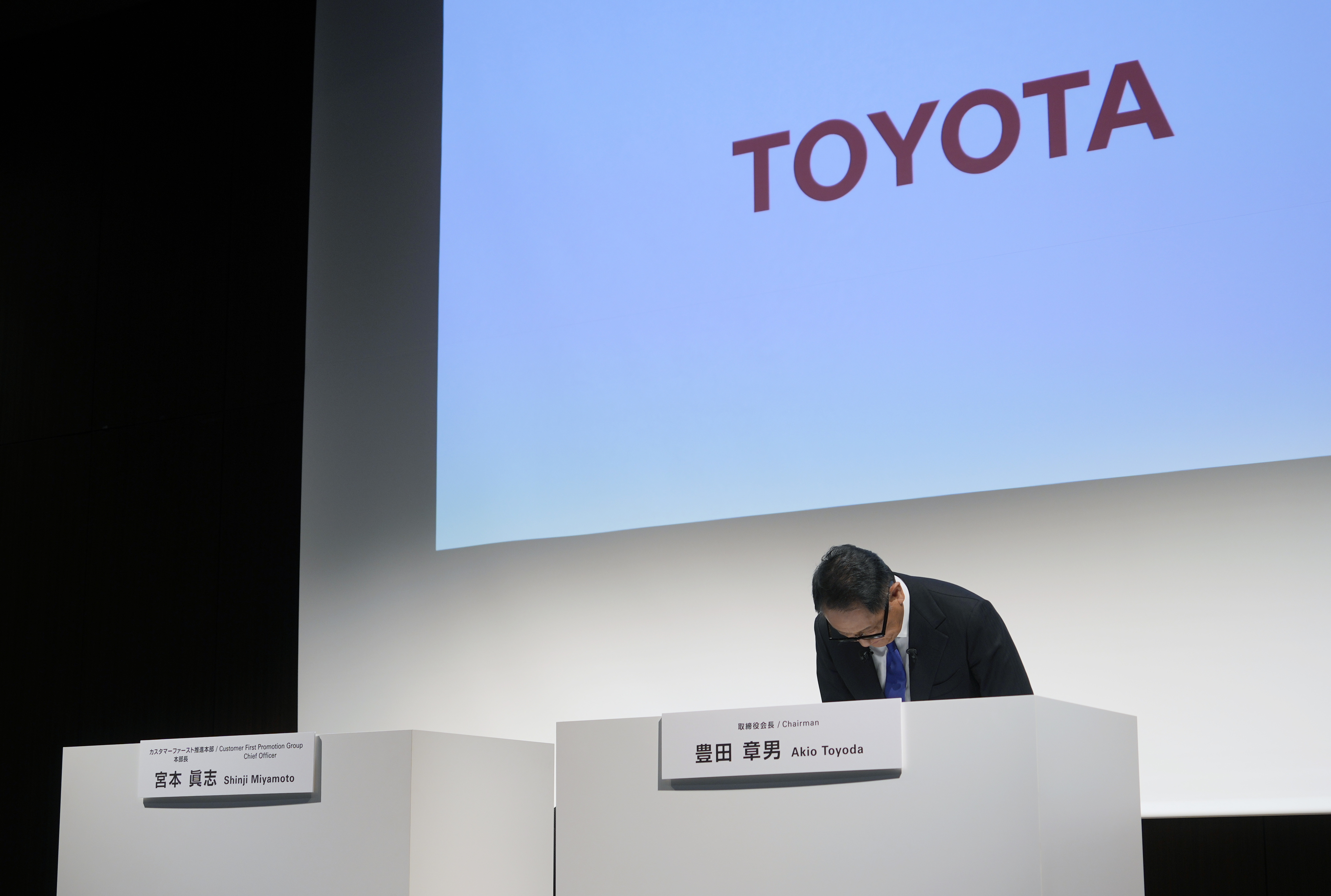 丰田会长丰田章男周一召开记者会，为安全测试违规事件，向股东、车友和其他利益关系者道歉。欧新社