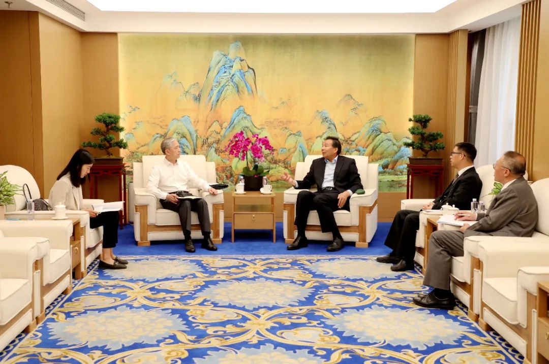 大陆国家国际发展合作署署长罗照辉6月4日会见候任大陆驻柬埔寨大使汪文斌（左2）。（取自国家国际发展合作署微信公众号）