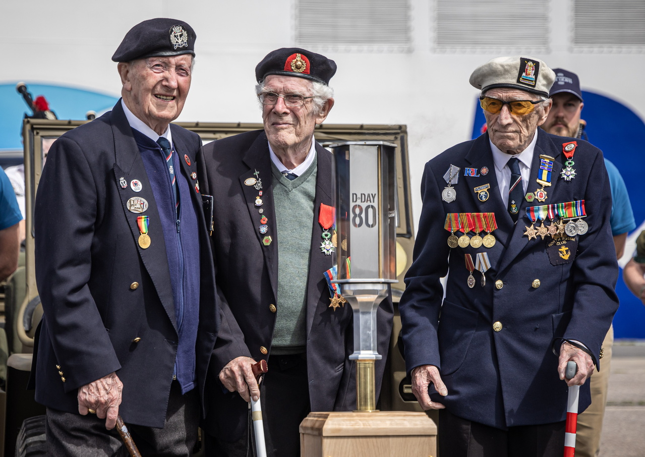 图为英国二战退伍军人斯坦·福特（左）、亚历克·彭斯通（右）和吉姆·格兰特（中），参加二战「诺曼第登陆」80周年纪念活动。