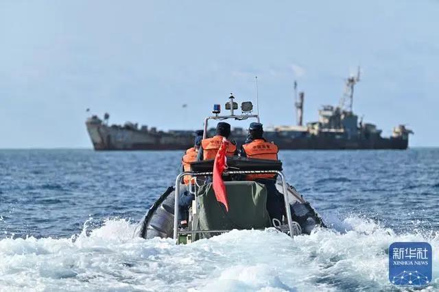 大陆官媒新华社发布，大陆海警上月在仁爱礁附近海域，对搁浅的菲律宾军舰「马德雷山号」进行巡查的画面。新华社