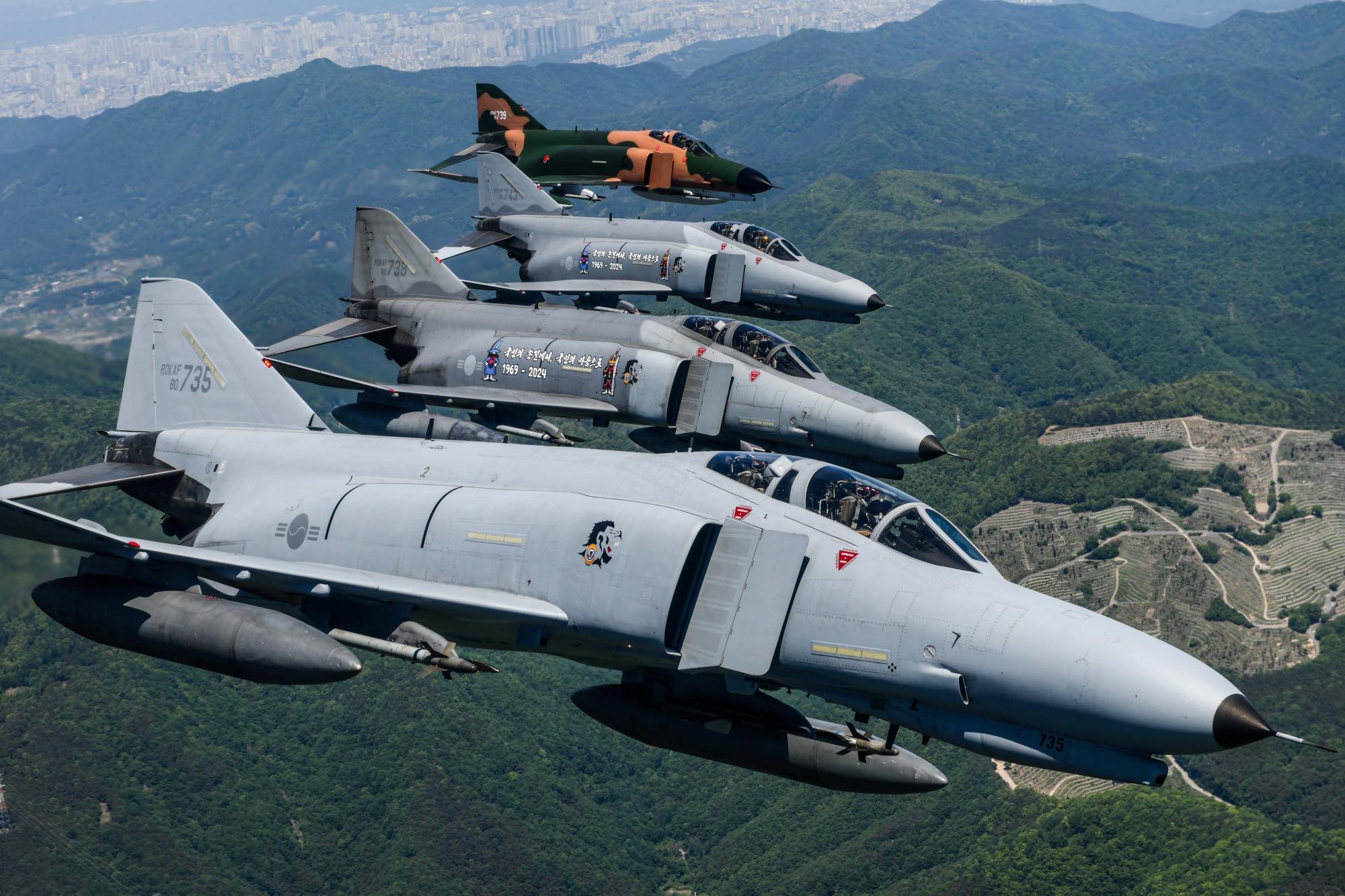 为了纪念幽灵机除役，南韩空军派出4架F-4E编队飞行，漆上不同时代的涂装，并且邀请国际级摄影师在空中拍照。图／韩国空军档案照片