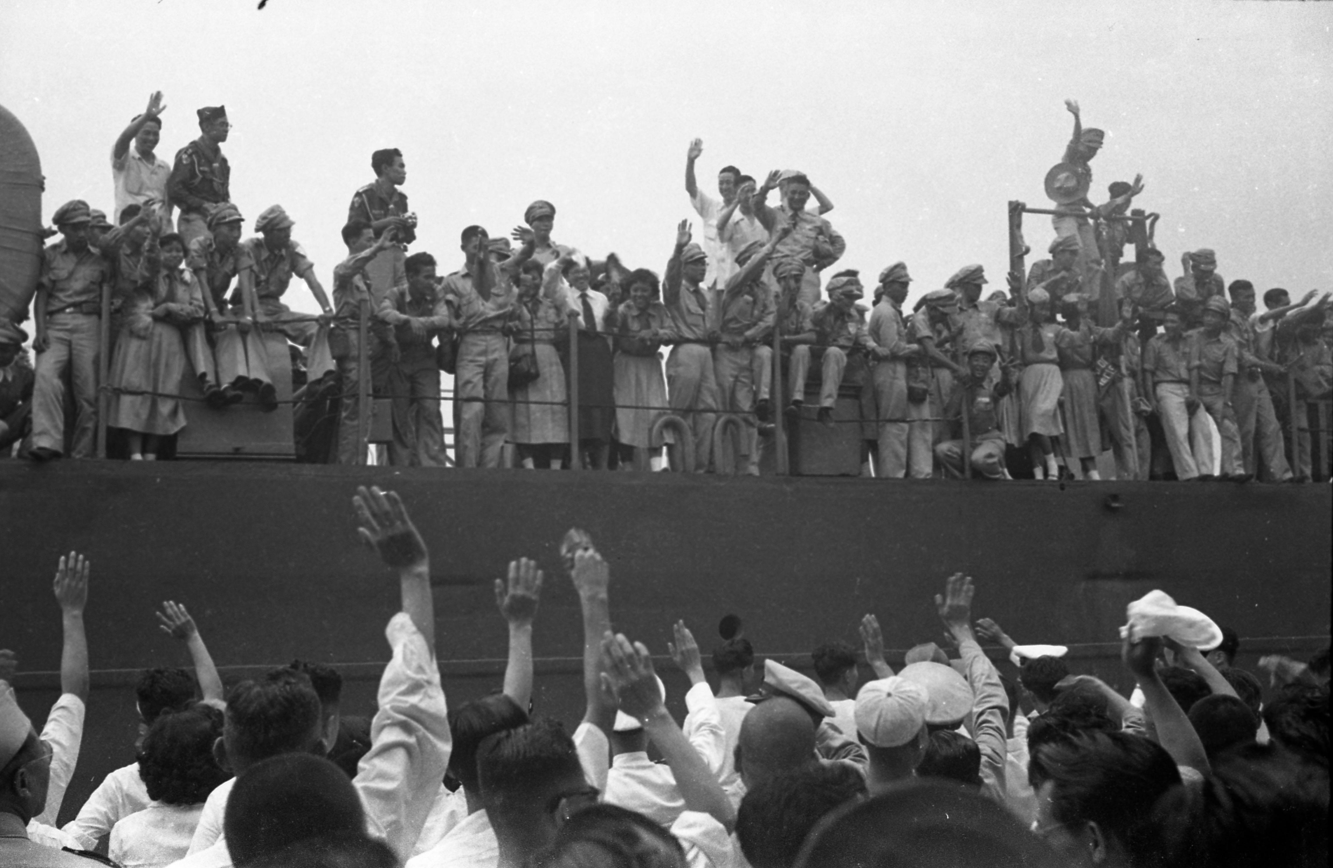 1954年6月6日，旅菲侨生搭舰返回菲律宾时，团员们在船上向港边民众挥手道别。图／联合报系资料照片