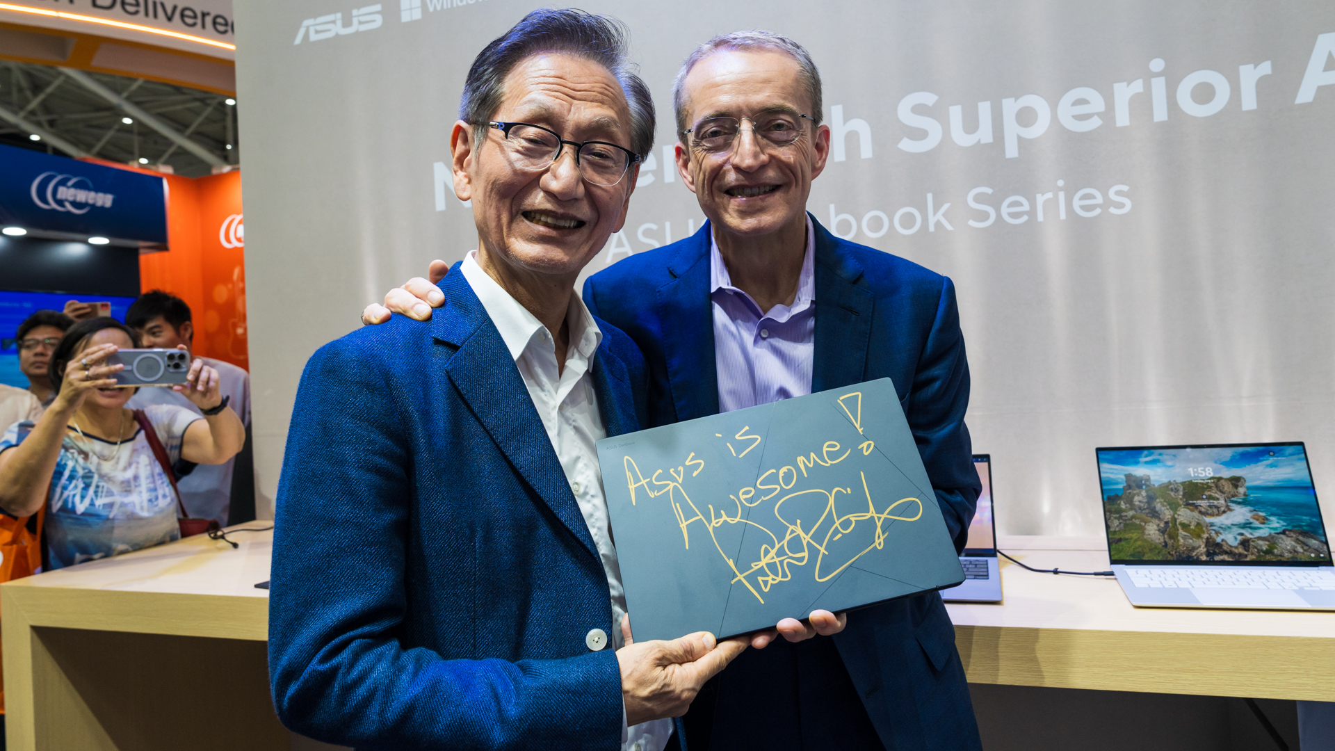 英特尔执行长基辛格于华硕Zenbook DUO 双萤幕AI PC上签名。华硕／提供