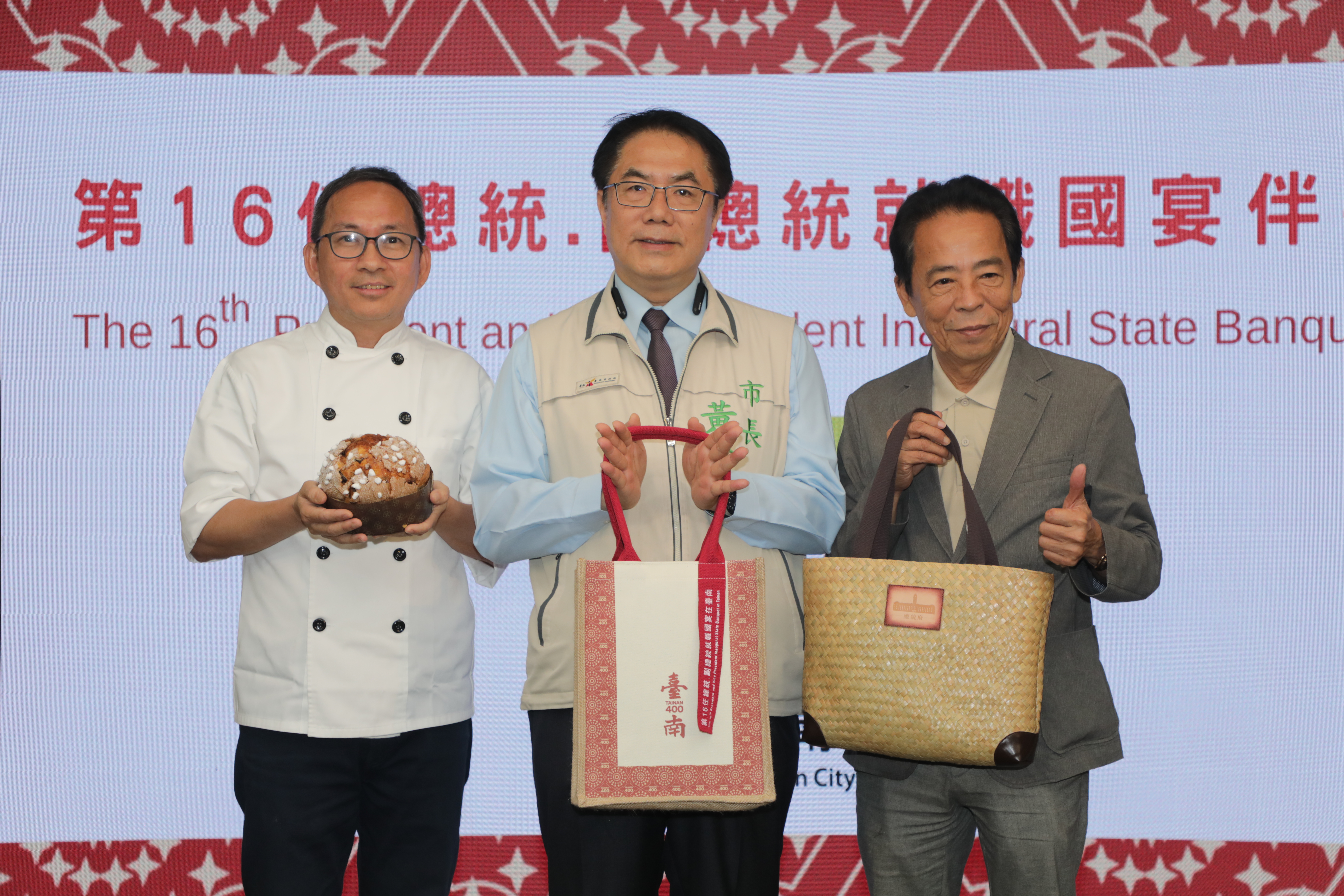 520总统就职国宴上月在台南举办，市长黄伟哲（中）准备在地好礼当伴手礼，今也将送给超微执行长苏姿丰。本报资料照片