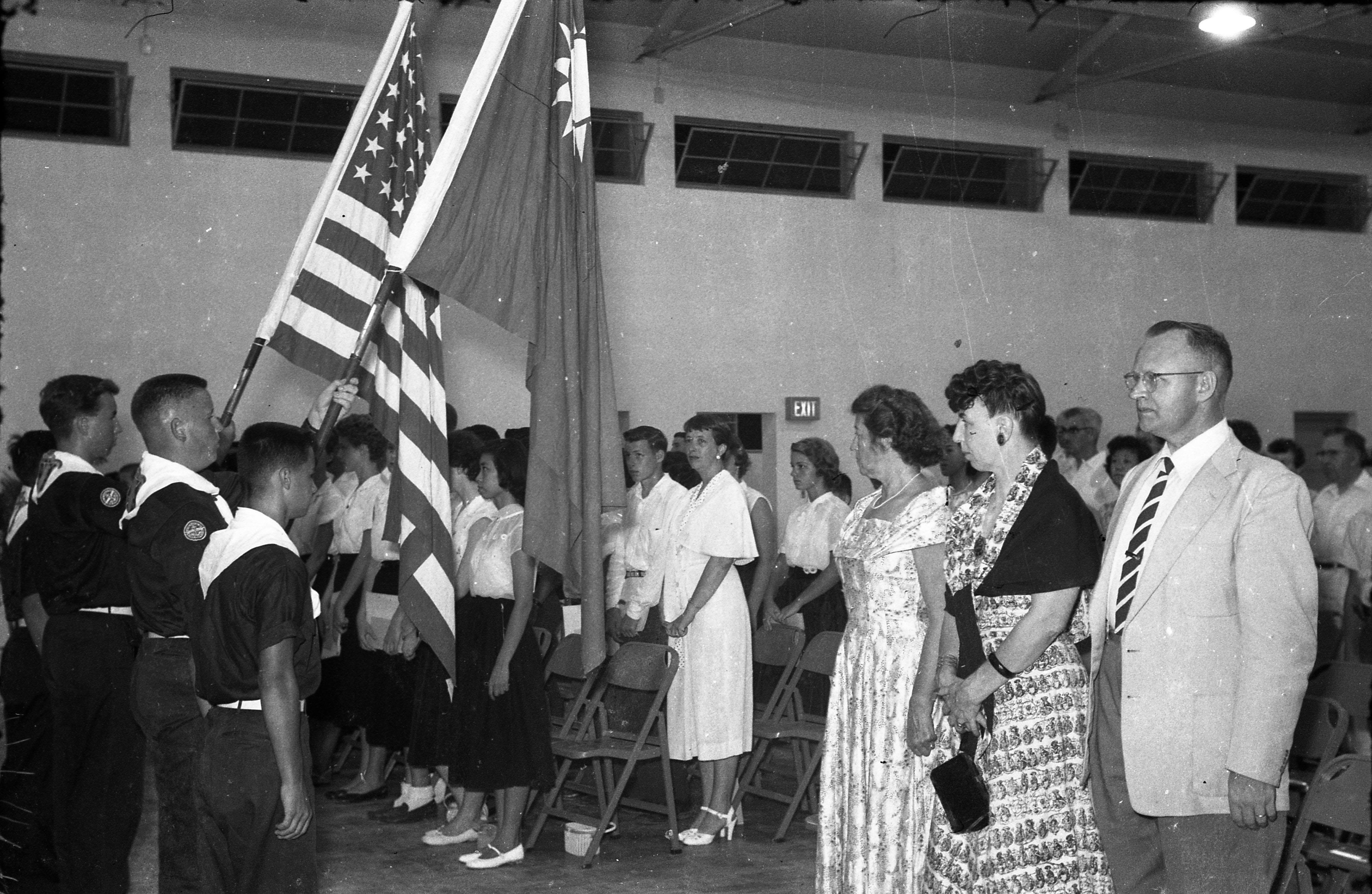 1956年6月8日，台北美国学校─美国青年中心举行落成典礼，仪式开始时，乐队奏出中美国歌，童子军将中美国旗竖立剧台两旁。图／联合报系资料照片