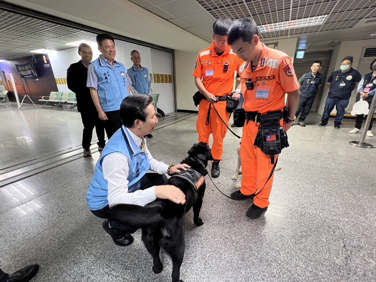 金门县长陈福海今天到机场视察安检情形，并与2只可爱缉毒犬互动，勉励缉毒犬要扮演好「金门守护神」的角色。记者蔡家蓁／摄影