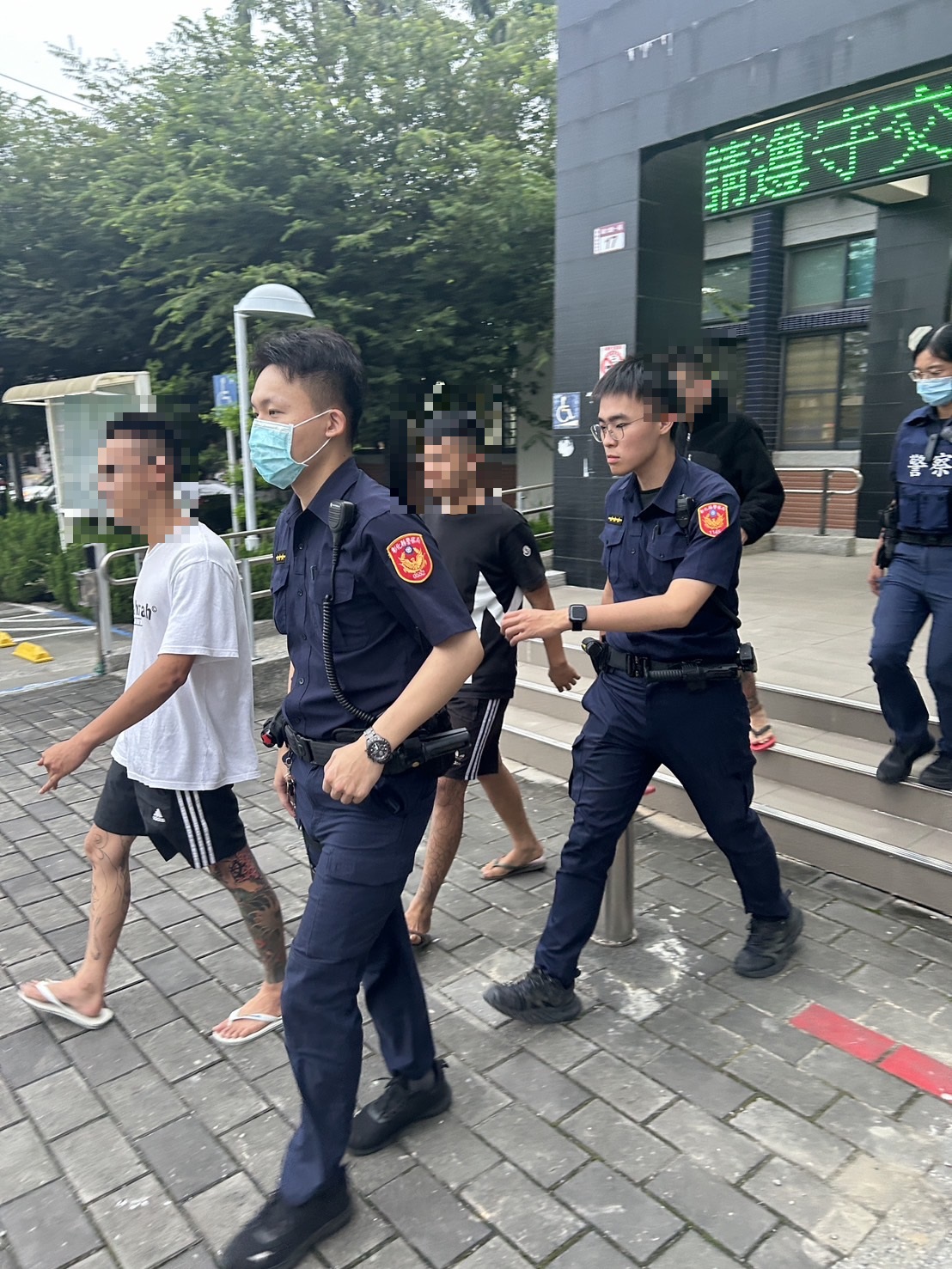 彰化县员林警分局员警逮捕刘姓、唐姓两名男子和李姓少年。图／民众提供