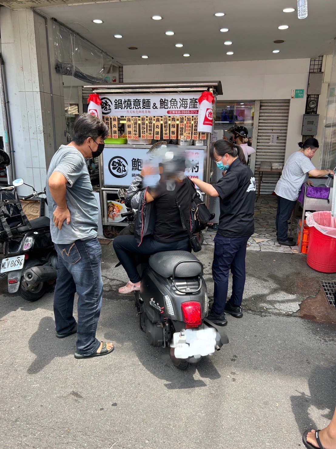 台南市警三分局员警在安中路发现该辆赃车，47岁陈姓男子则在海产粥店内大啖午餐后现身，当场人赃俱获。图／读者提供