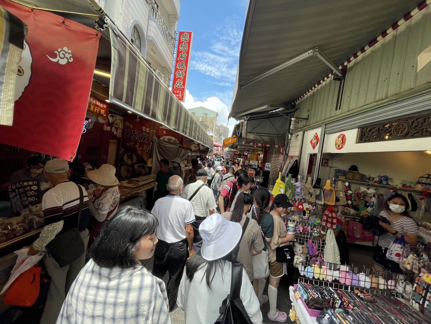 端午连假首日，台南安平老街涌入人潮。图／台南市观旅局提供