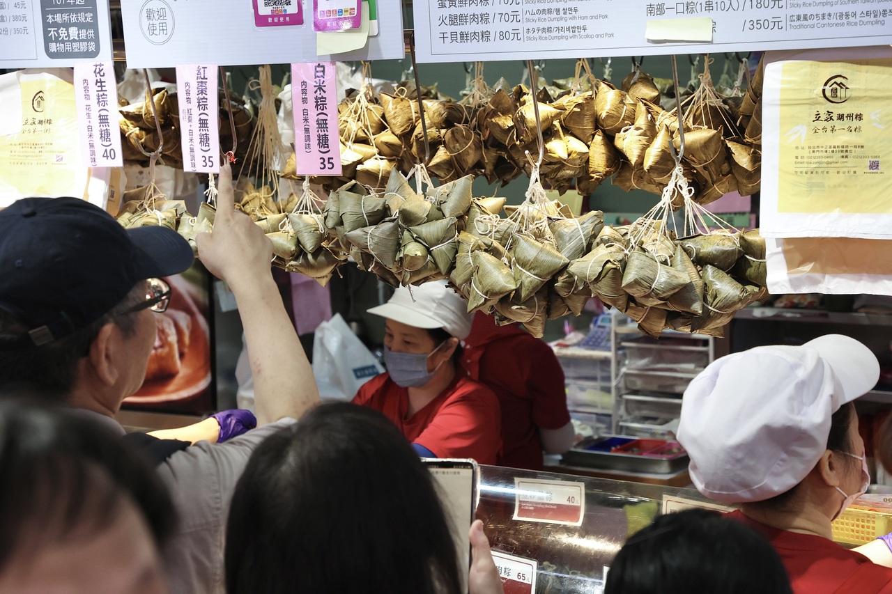 端节连假第二天，也是端午节前夕，台北的南门市场内外洋溢著浓厚的节日气氛，摊位上摆满了各式各样的肉粽，从传统的五花肉粽到创新的素食粽，应有尽有。记者林伯东／摄影