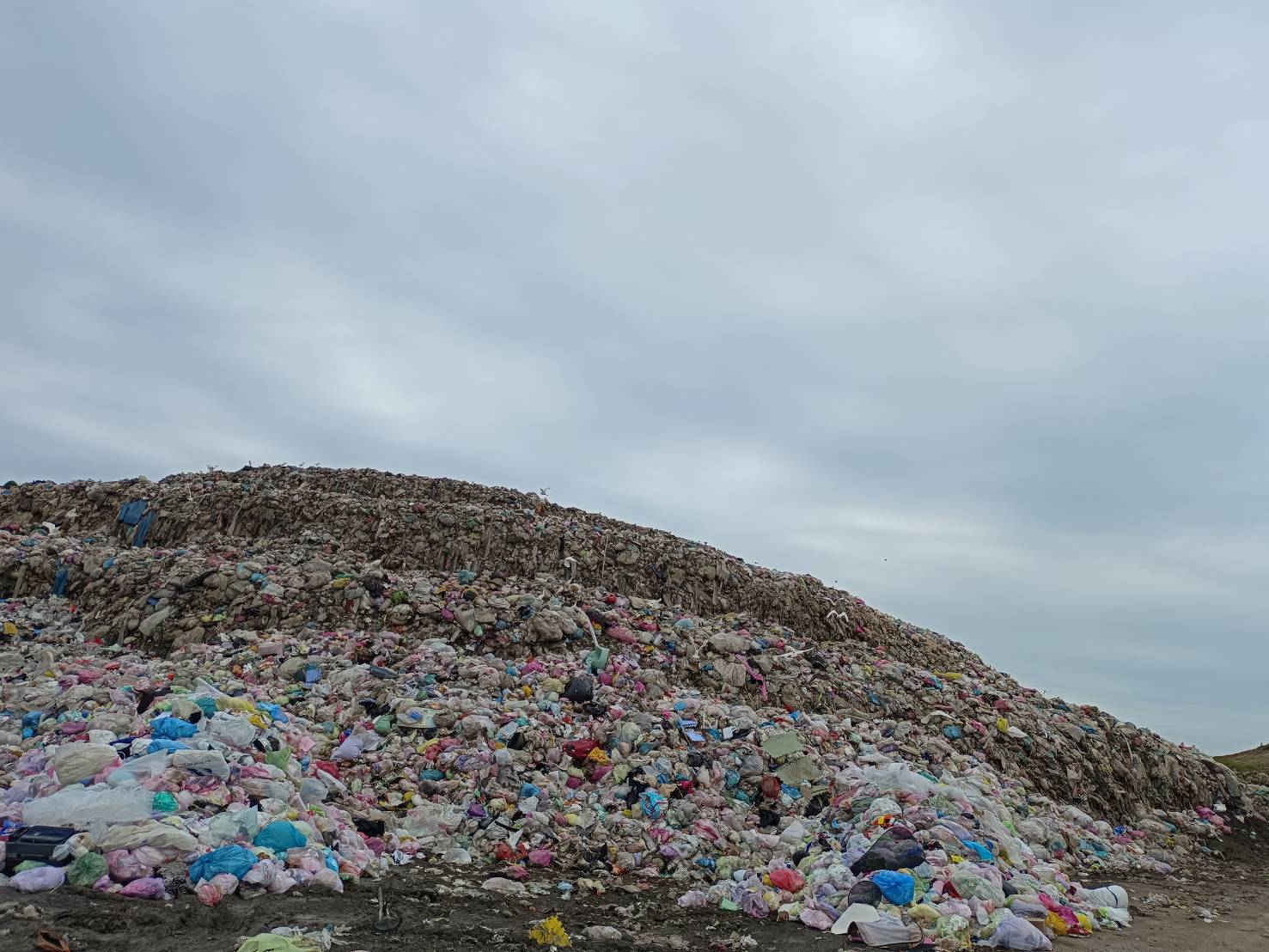 新竹县新丰垃圾掩埋场成立近30年来，垃圾长期来几乎是有进无出，堆积如山，近年不时发生火警，引起空污。记者吴杰沐／摄影