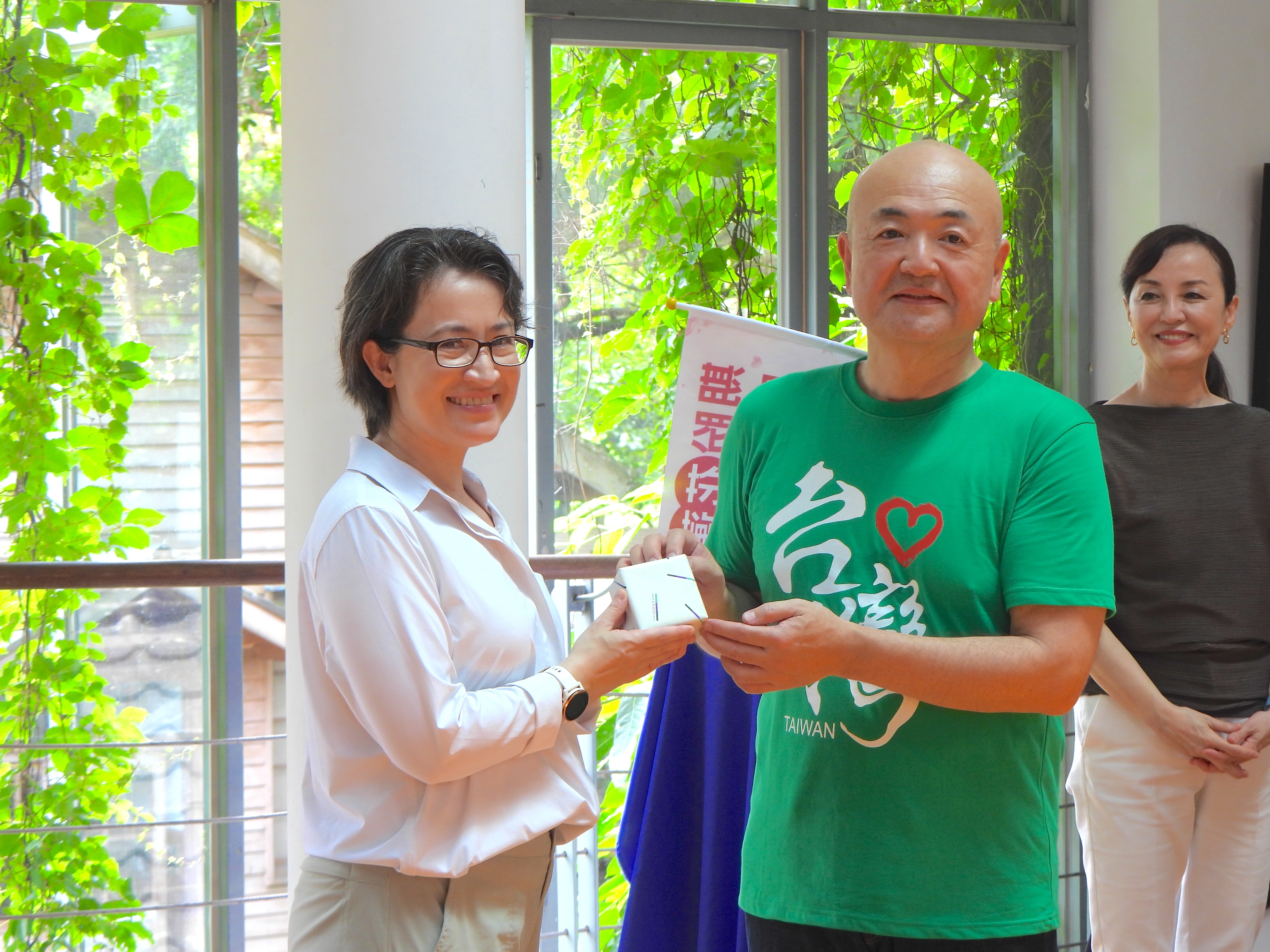 日本台湾交流协会台北事务所代表片山和之（右）赠送礼物给副总统萧美琴（左）。记者王思慧／摄影
