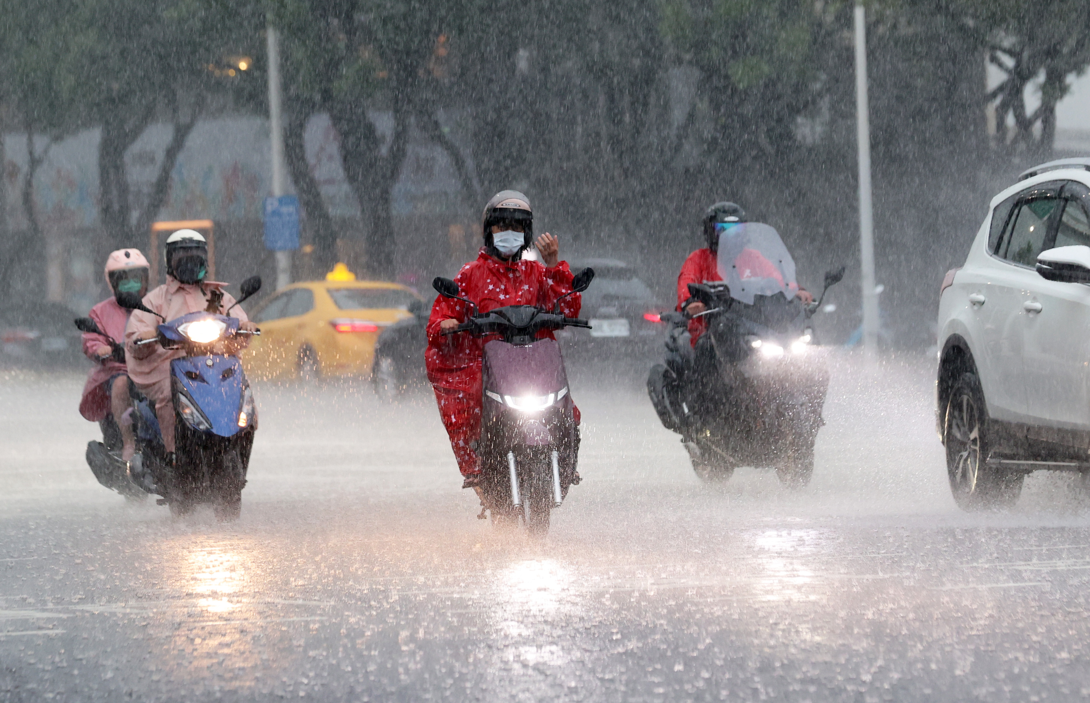 中央气象署发布屏东县、台东县大雷雨即时讯息。本报资料照片