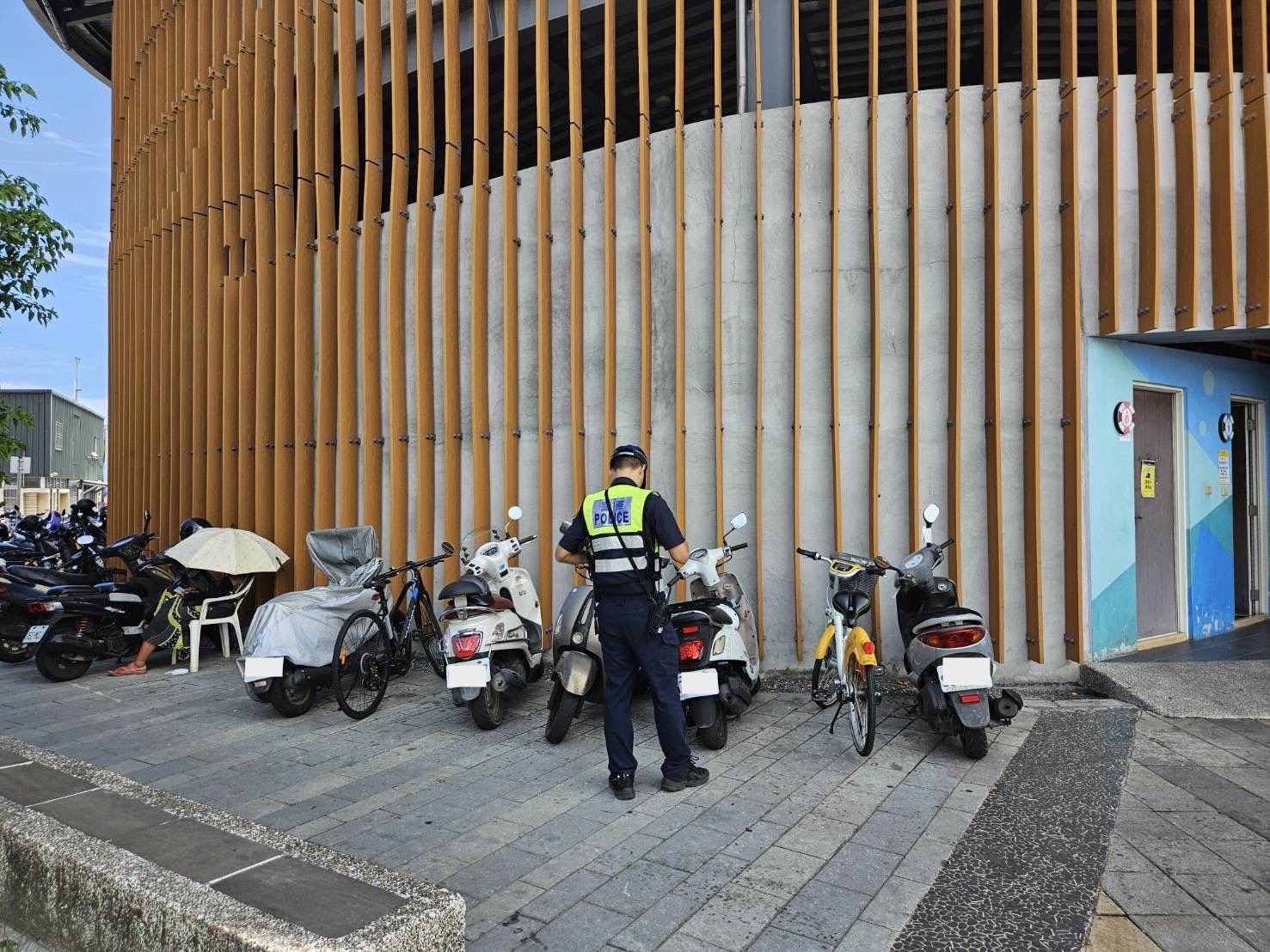 东港警方取缔华侨市场人行道违规停车，6月迄今该路段已告发120件违规停车。图／警方提供