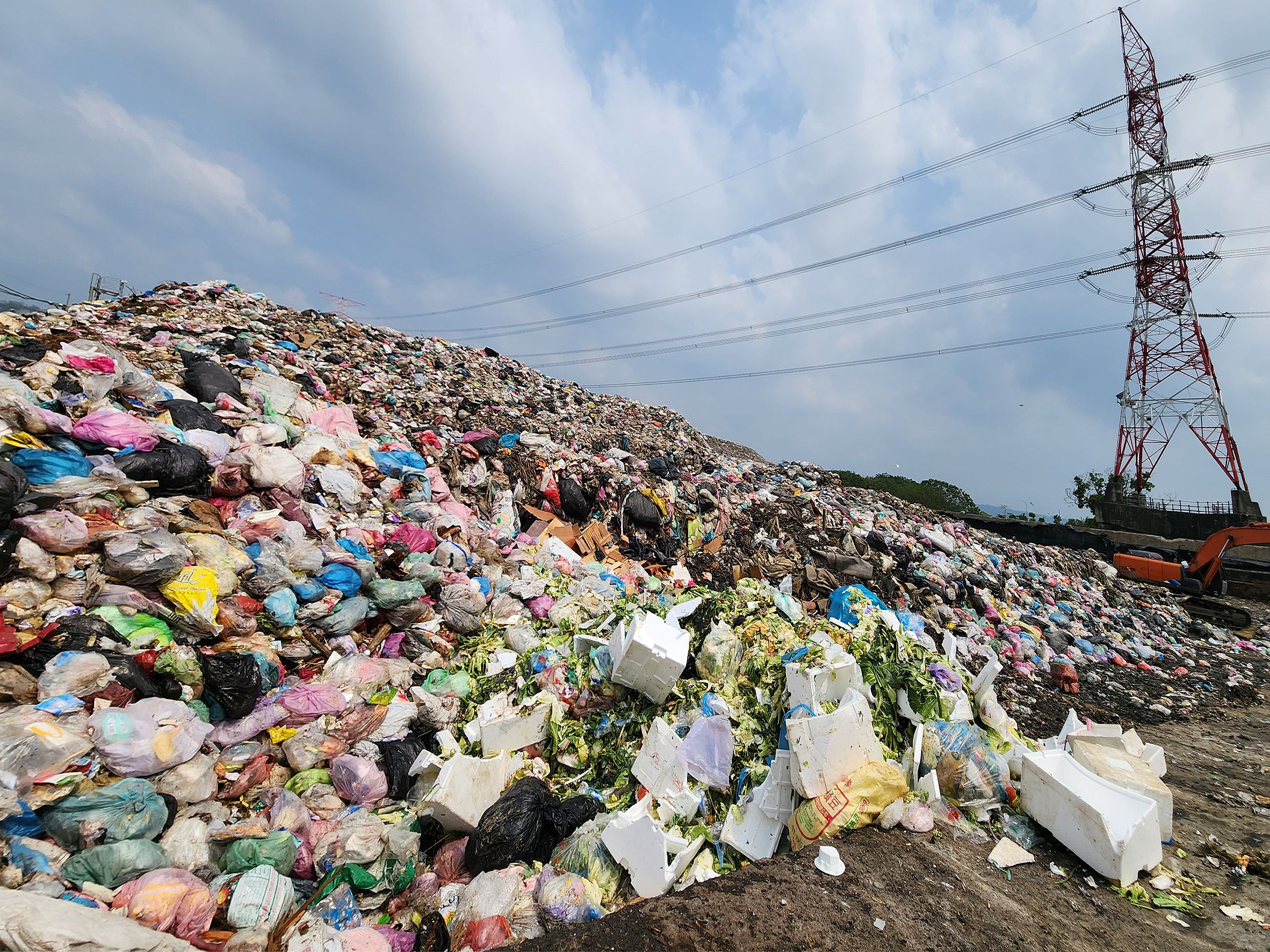垃圾山遍布全台，被立委戏称俨然是「台湾新百岳」；图为南投草屯镇掩埋场，垃圾堆积如山。本报资料照