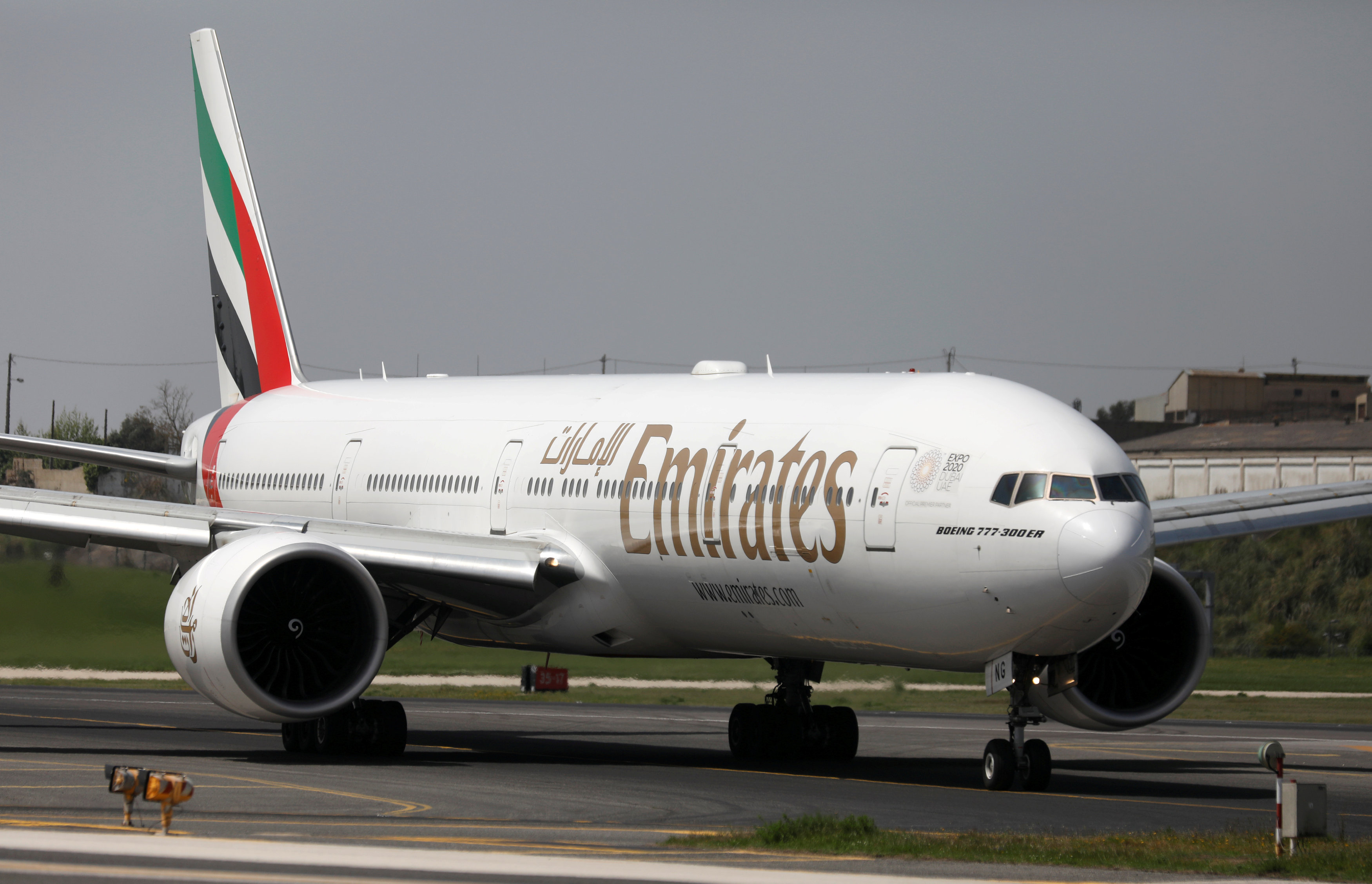 面对全球航空业在2050年要达成净零的目标，阿联酋航空公司（Emirates Airlines）尝试添加更多SAF，但却面临新一代飞机无法启用，无法减少更多碳排的困境。路透